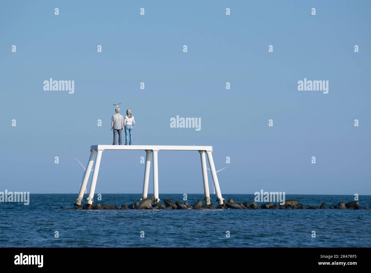 Statue of the couple at Newbiggin by the sea Stock Photo Alamy