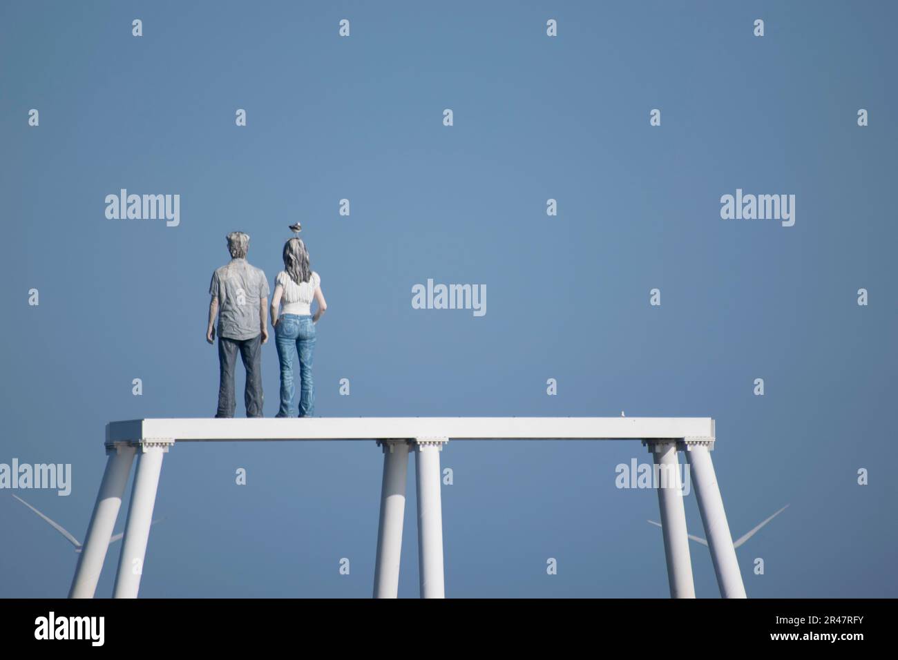 Statue of the couple at Newbiggin by the sea Stock Photo Alamy