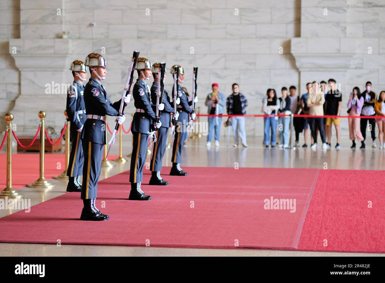 Changing of the guard ceremony at the bronze statue of Chiang Kai-Shek ...
