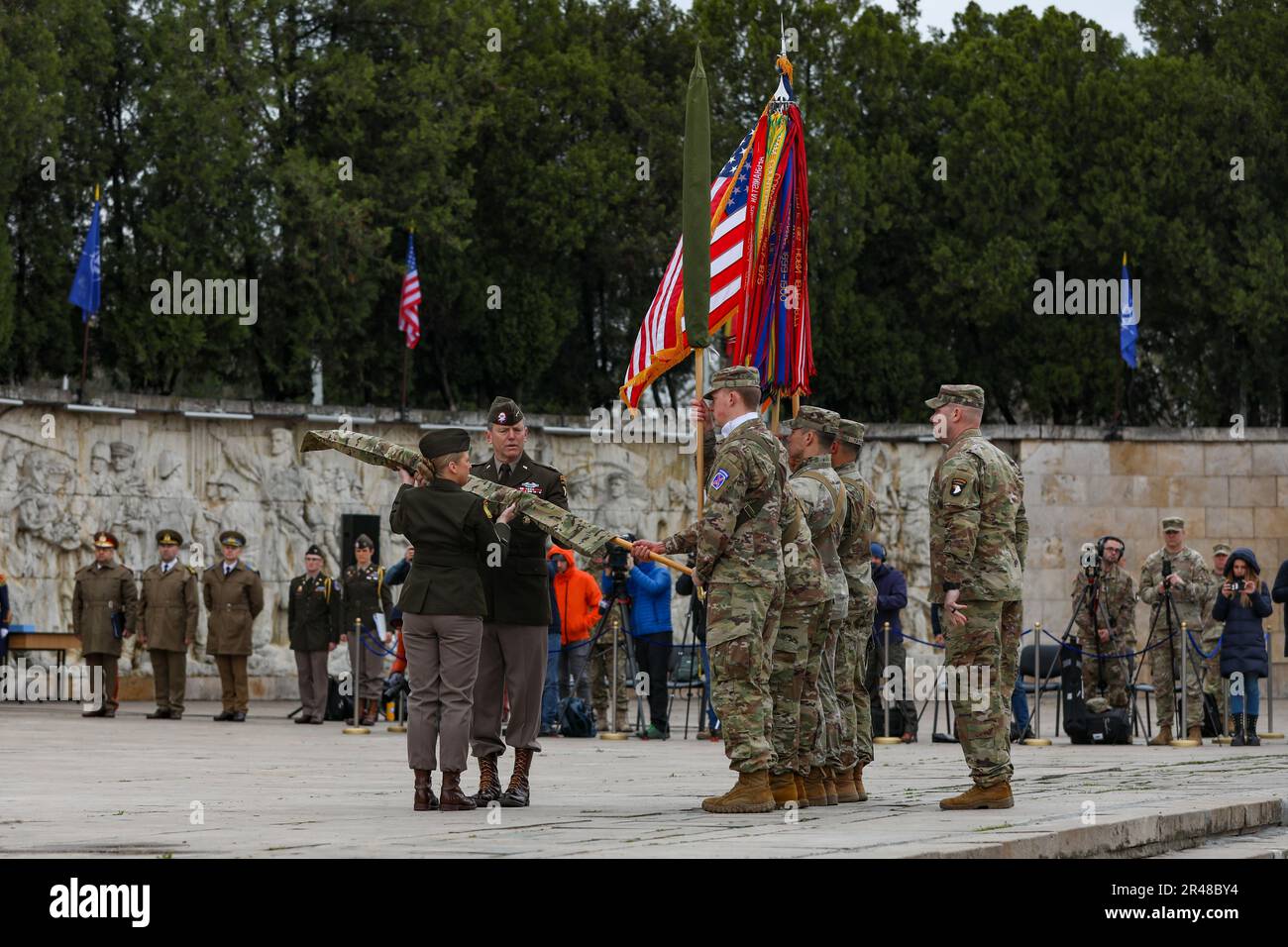 Major General JP McGee and Sergeant Major Veronica C. Knapp, 101st