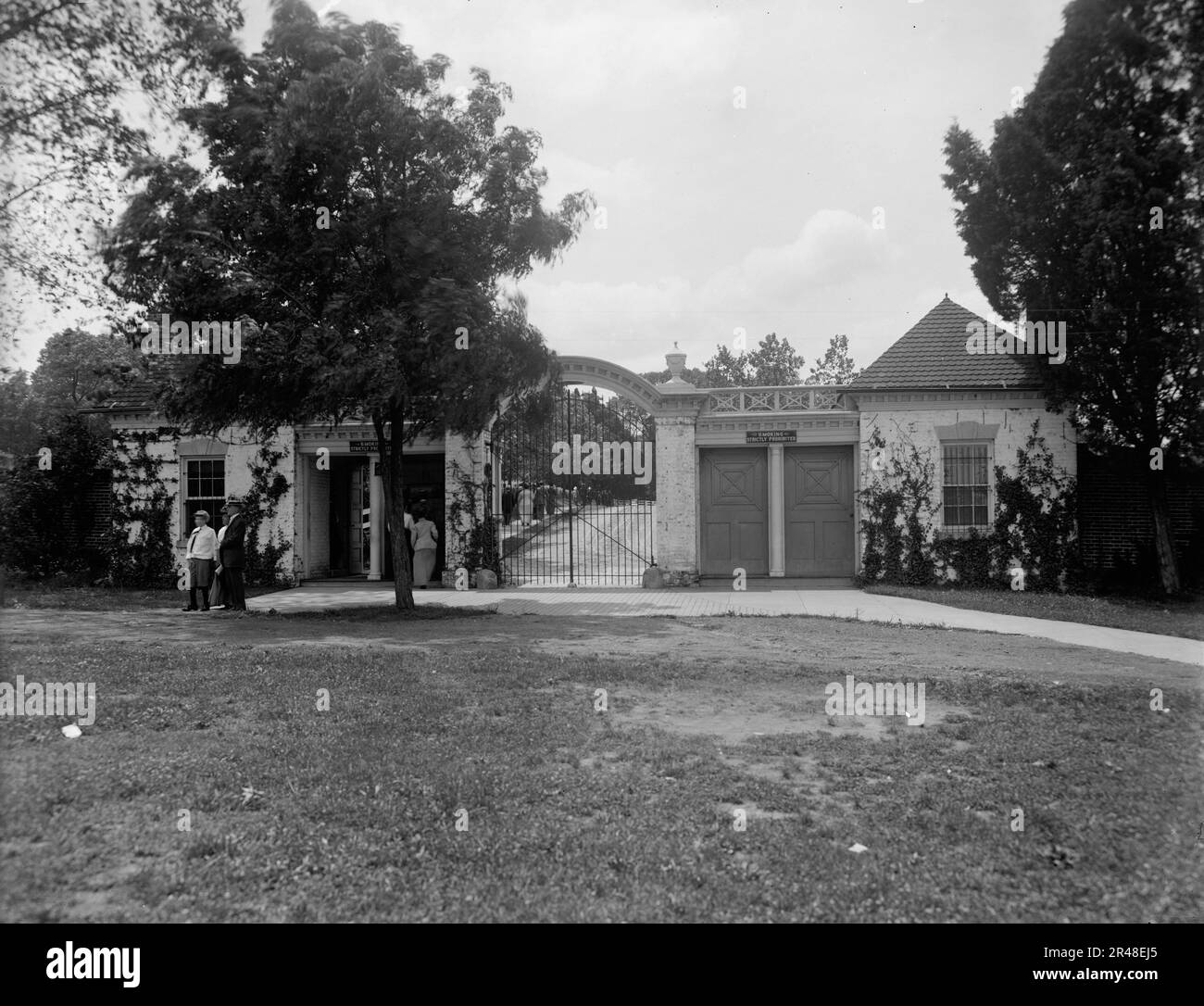 Mansion gate Black and White Stock Photos & Images Alamy