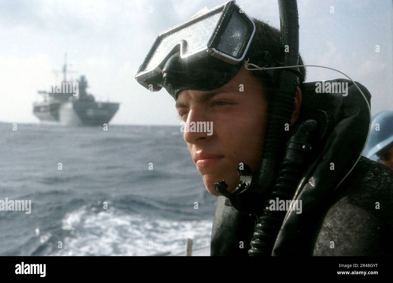 US Navy SAR swimmer training aboard LCC 19 Stock Photo Alamy