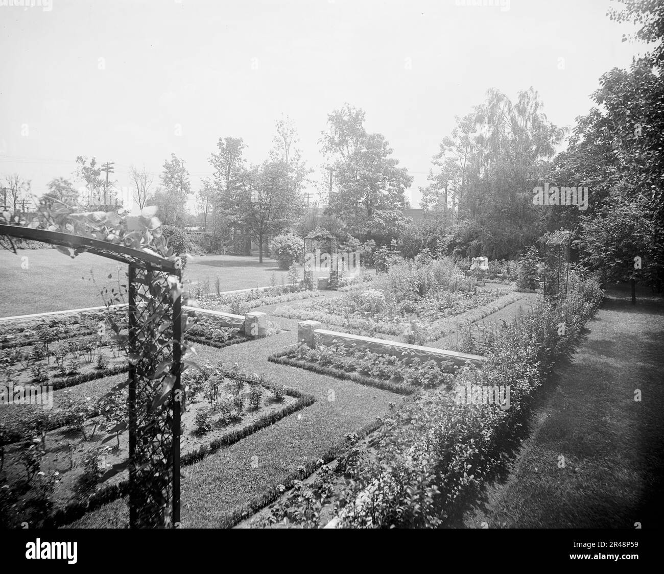 Residence of Mrs. Franklin H. Walker, garden, Detroit, Mich., between 1905 and 1915. Stock Photo