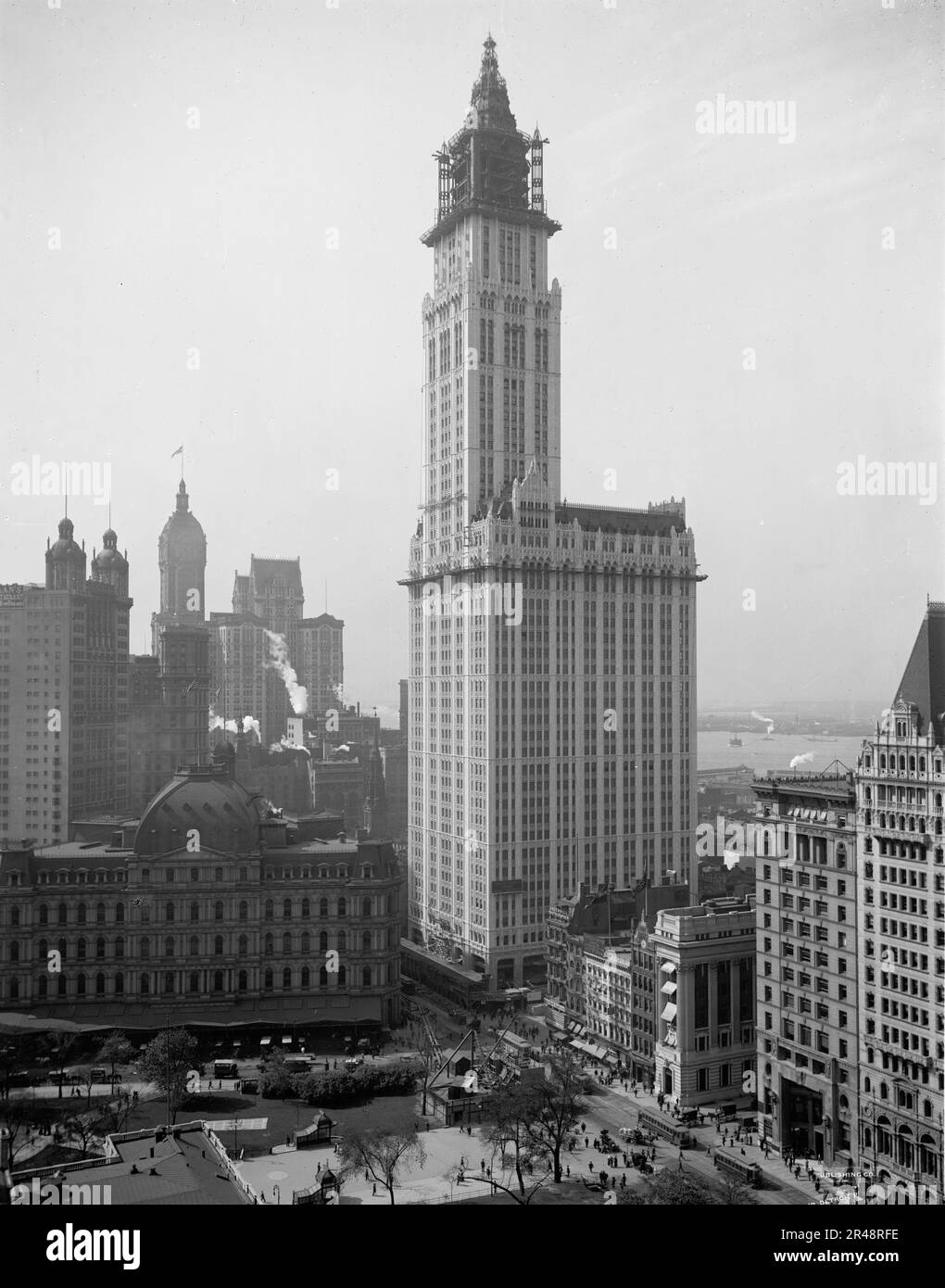 Woolworth Building, New York City, c.between 1910 and 1920. City Hall Park and Post Office at lower left. Stock Photo