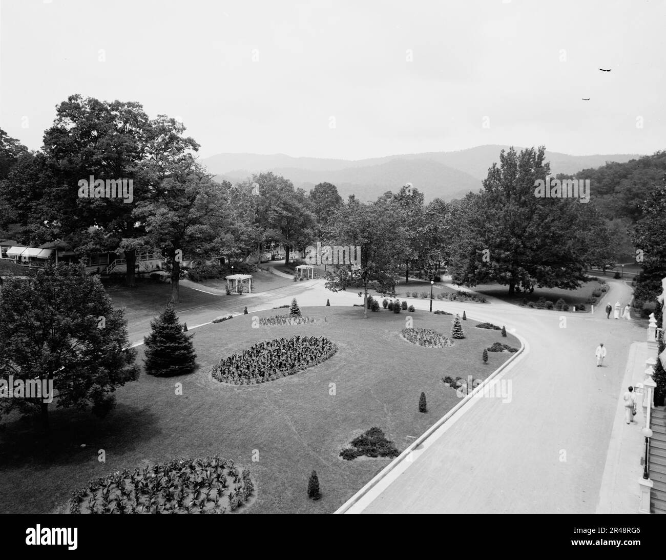White Sulphur Springs, W. Va., the south lawn, c.between 1910 and 1920