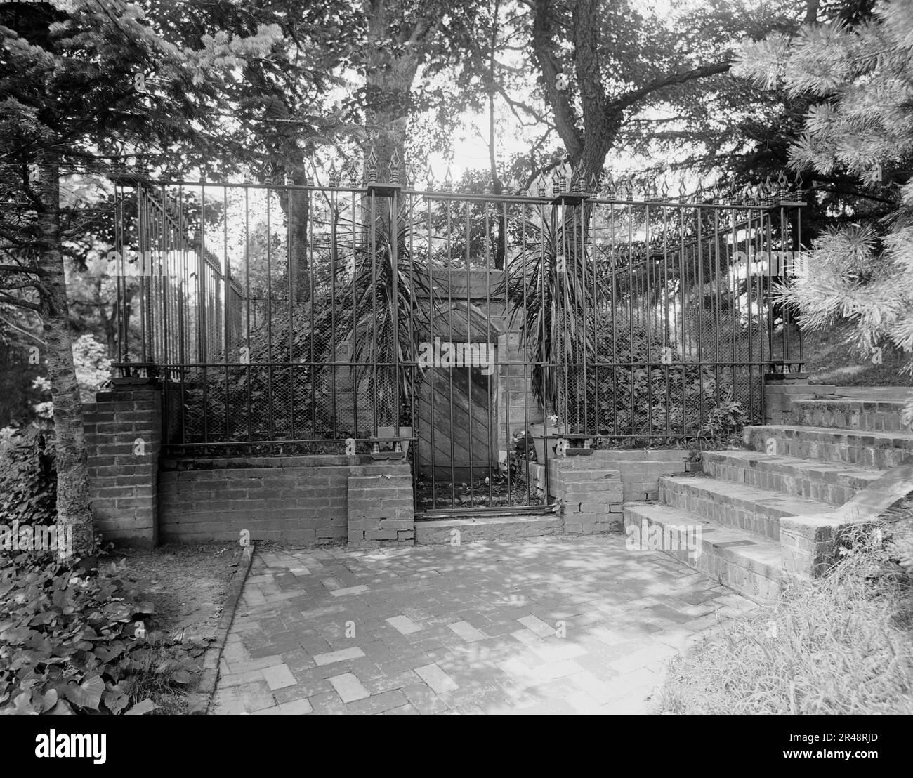 The Old tomb at Mt. Vernon, c.between 1910 and 1920 Stock Photo Alamy