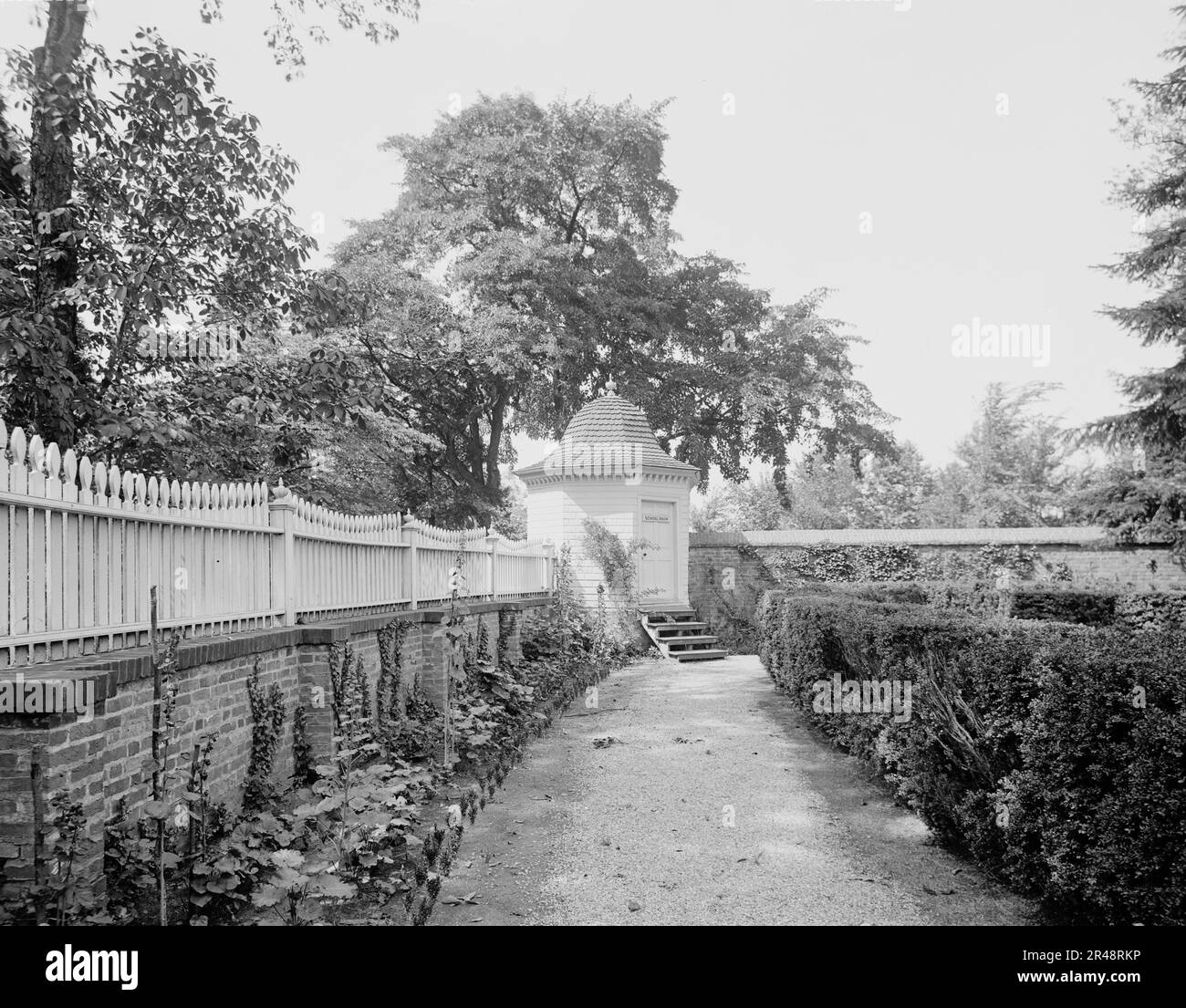 Little school room in the garden at Mt. Vernon, c.between 1910 and 1920. Stock Photo