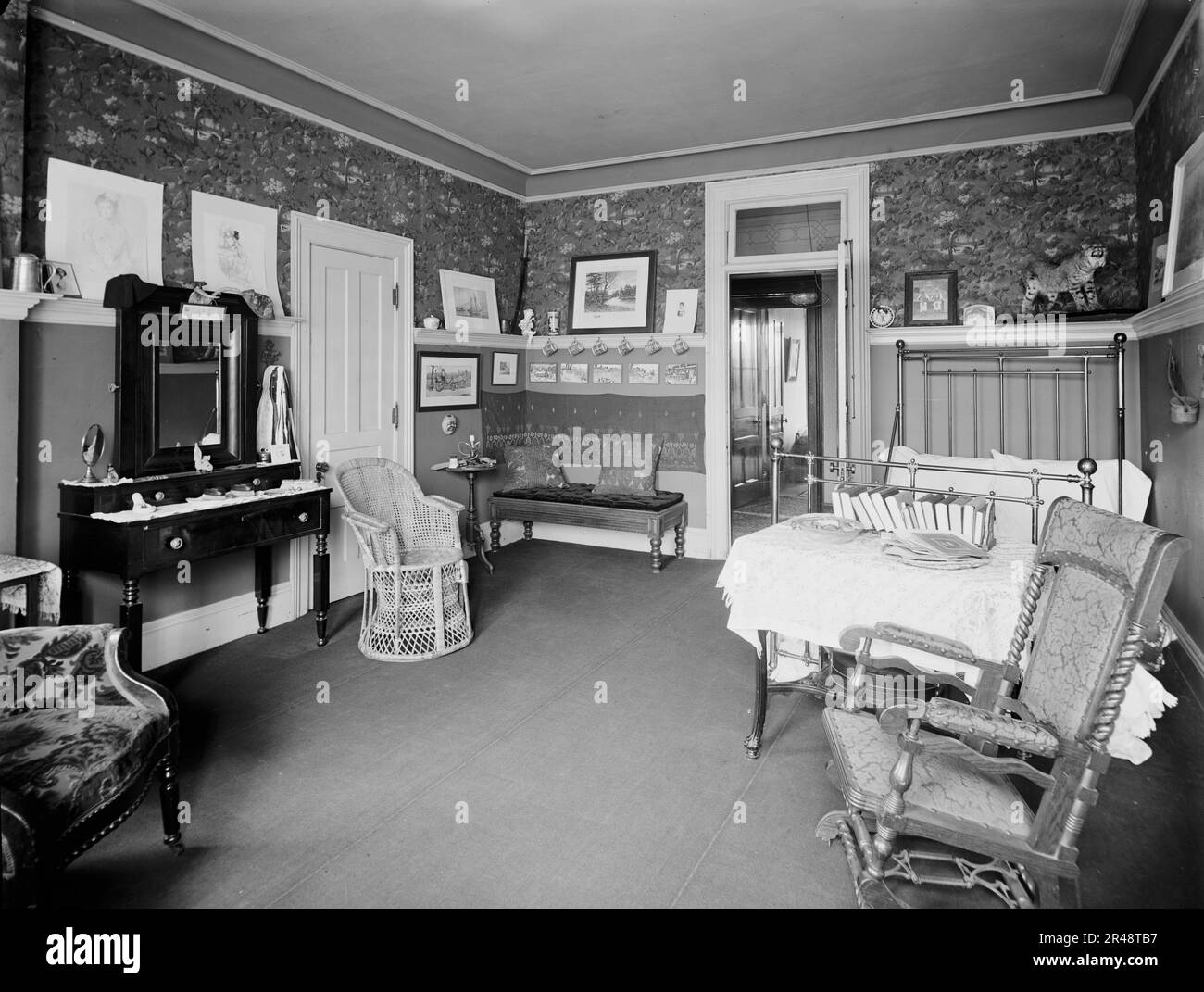 Residence of Mrs. H.C. Parke, bed room, Detroit, Mich., between 1900 and 1905. Stock Photo