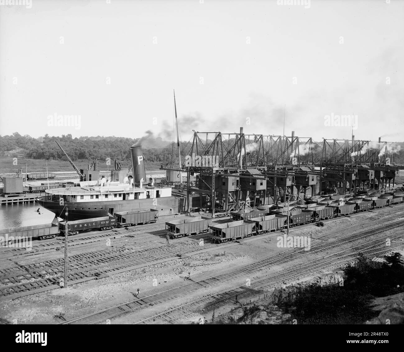 Unloading ore at Conneaut, Ohio, Brown conveying hoists, ca 1900 Stock