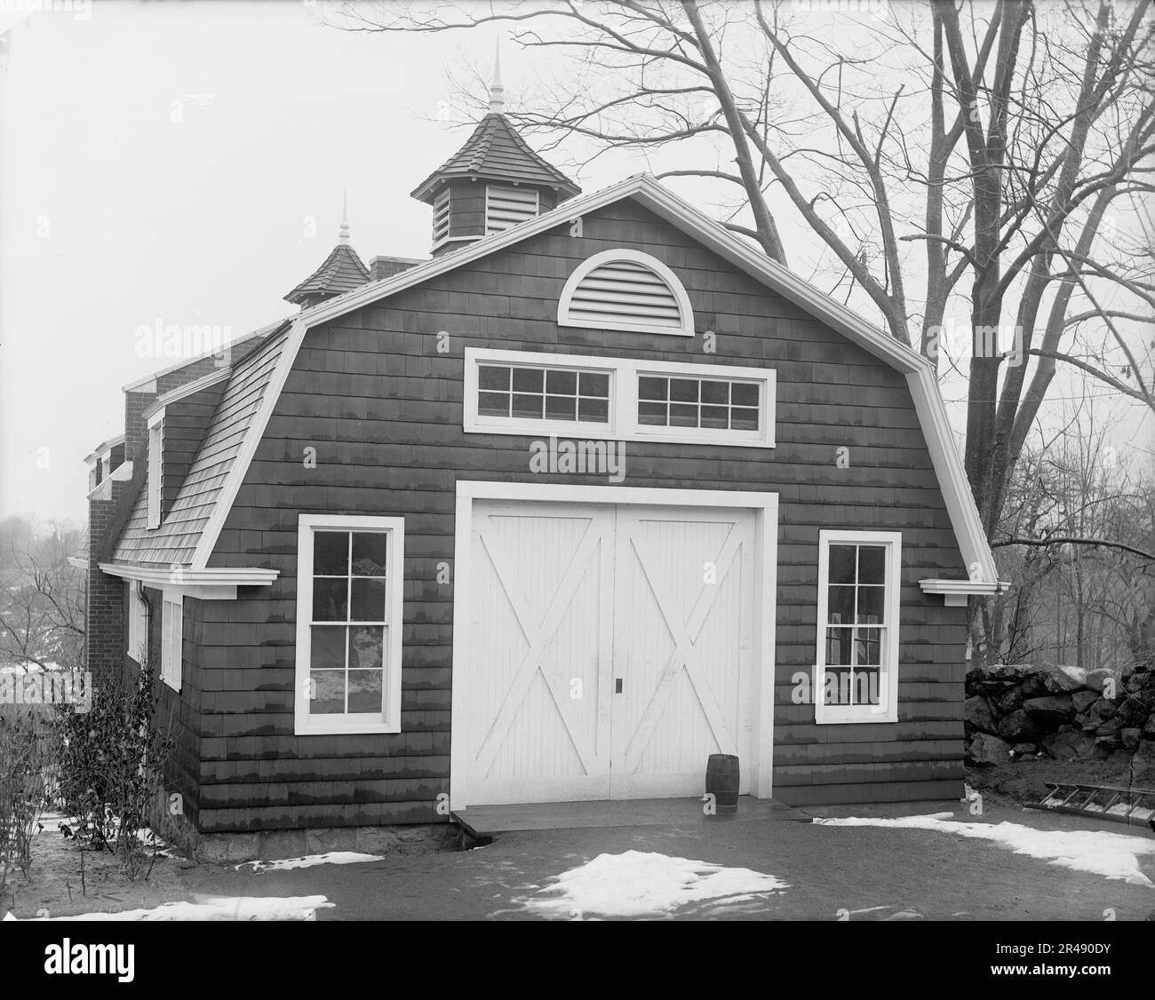 Carriage house at club, end view, New York City, between 1900 and 1910