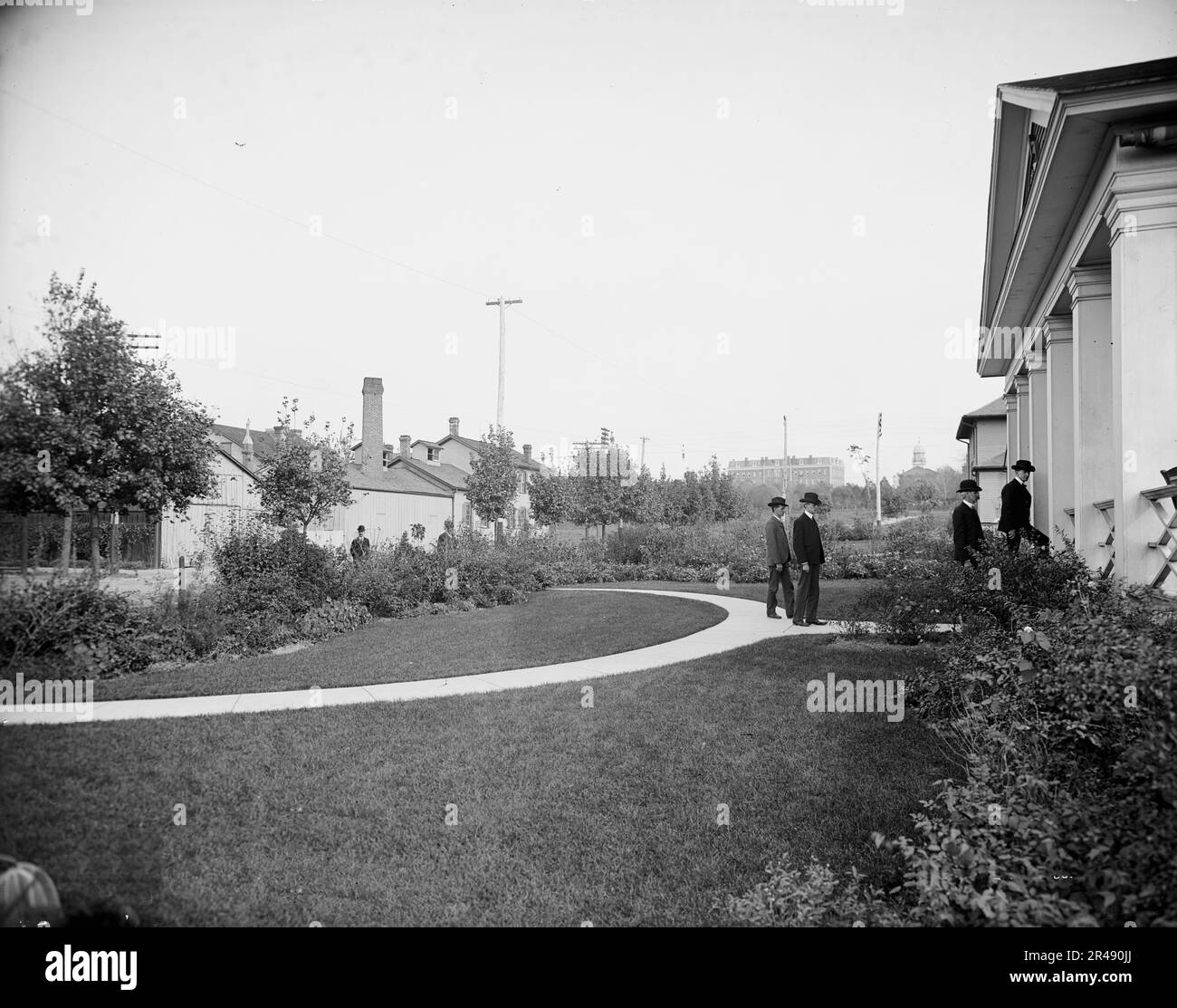Front lawn of officers' club, National Cash Register [Company], Dayton, Ohio, (1902?). Stock Photo