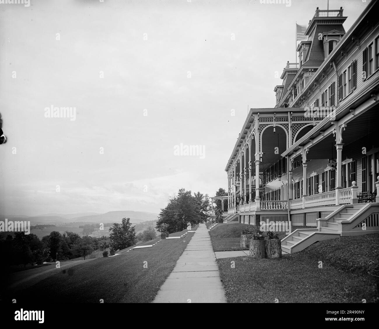 New Grand Hotel, front veranda, Catskill Mtns., N.Y., between 1900 and