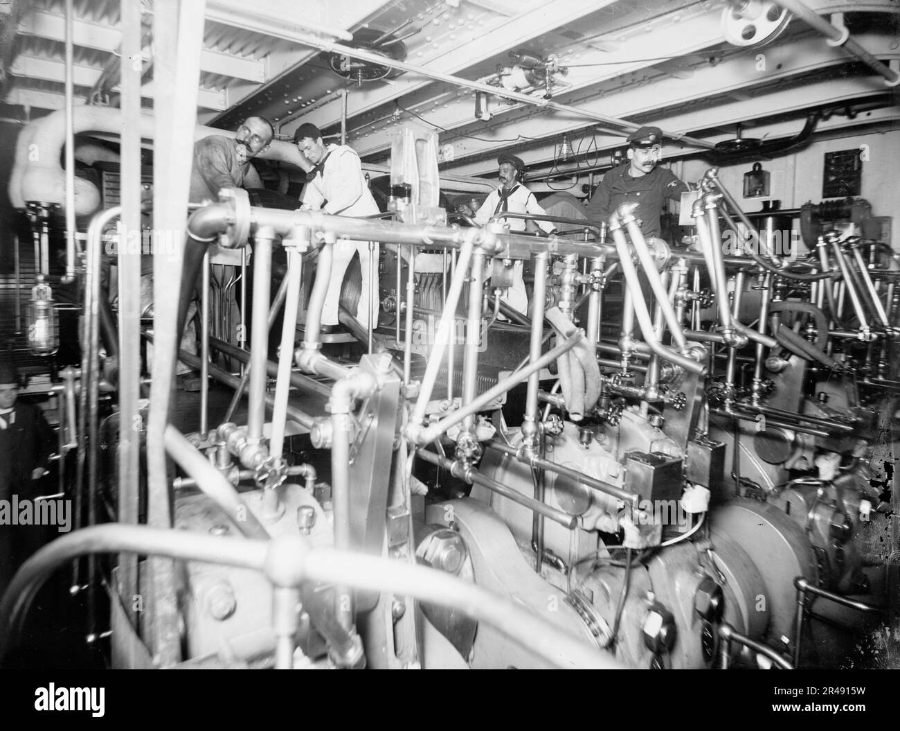 Crew working in engine room Black and White Stock Photos & Images Alamy