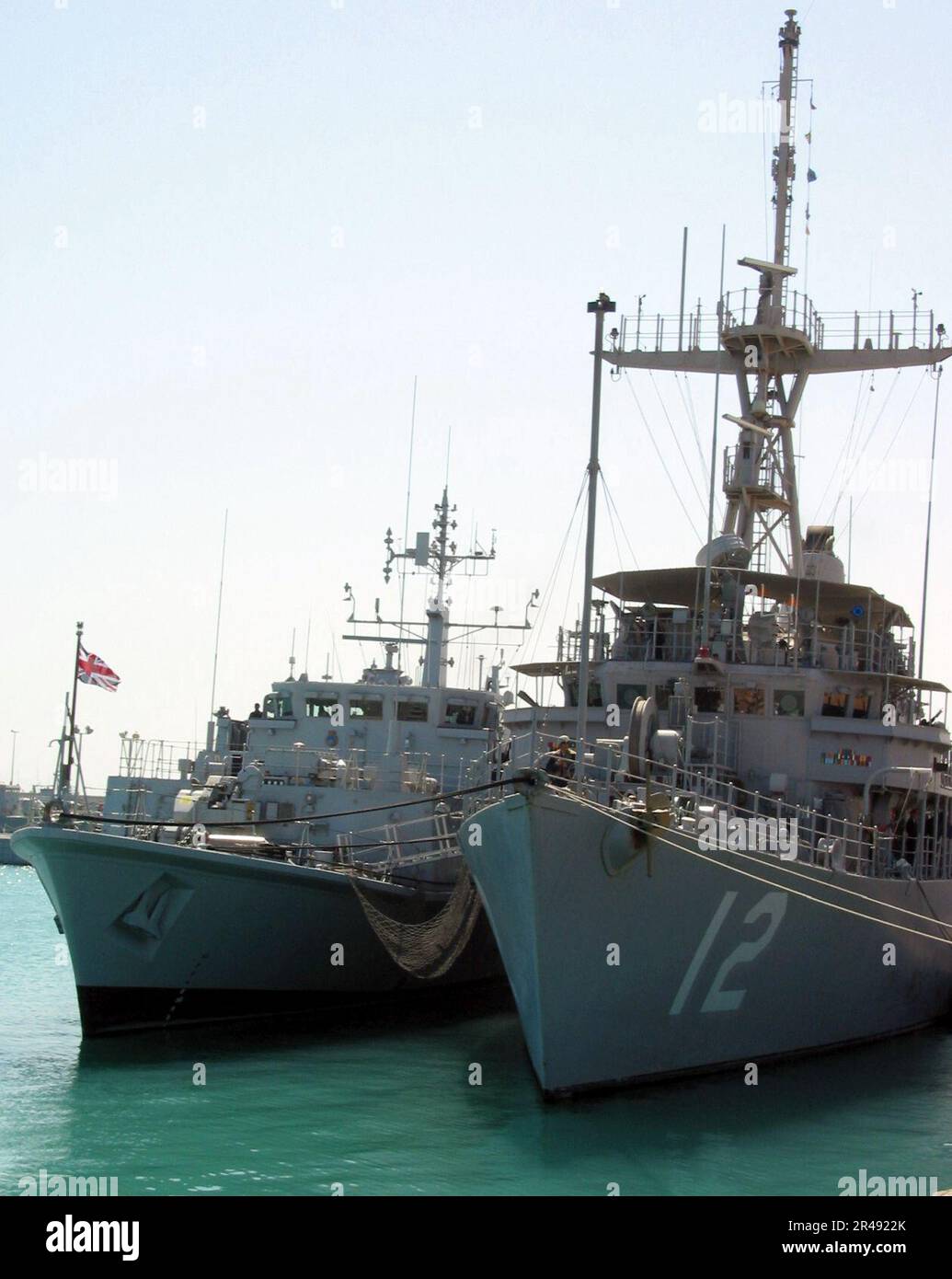 US Navy From left, British mine countermeasures ship HMS Sandown (M 110) and U.S. Navy mine countermeasures ship USS Ardent (MCM 12) stand together in the waters of the North Arabian Sea Stock Photo