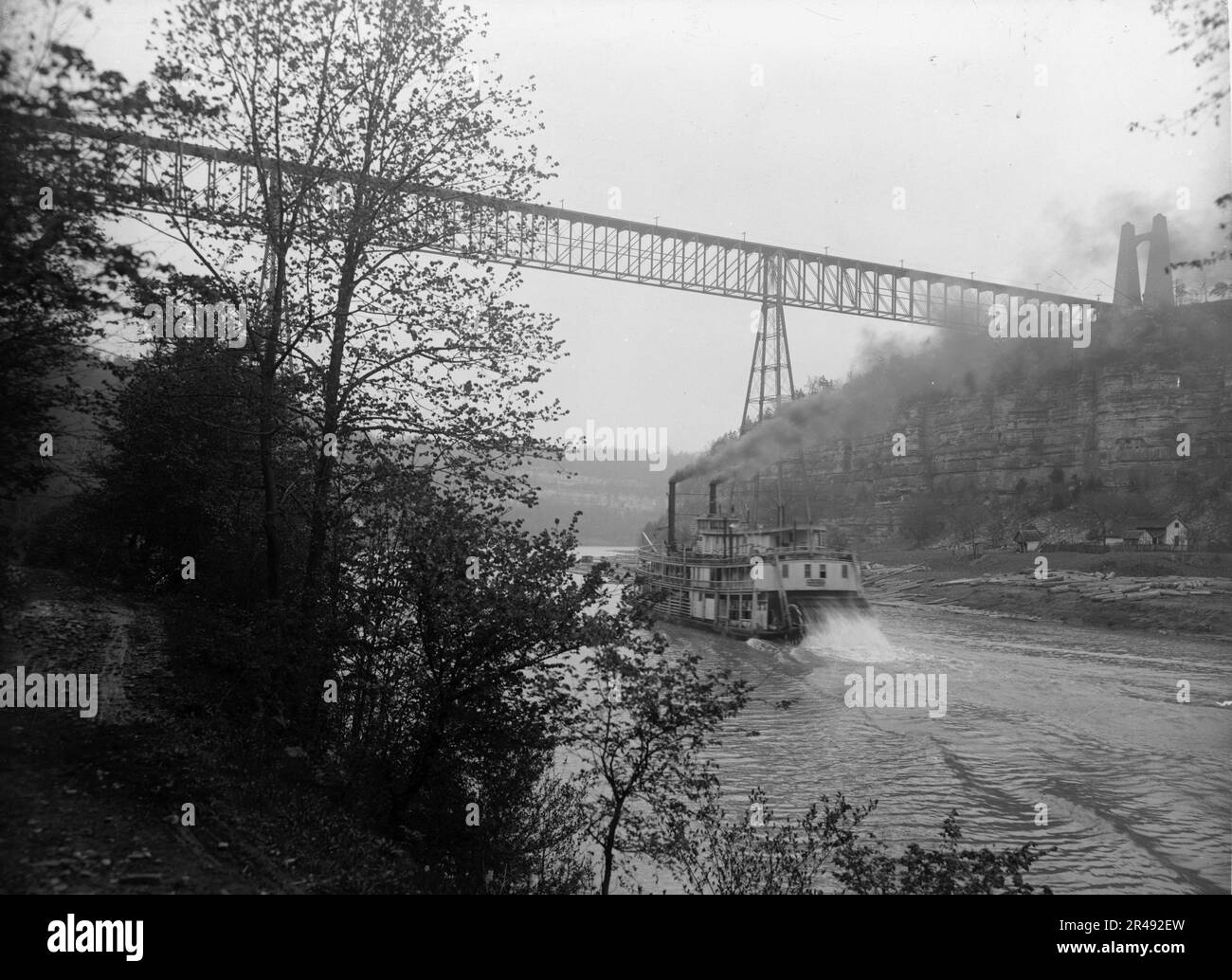 Str. Falls City passing High Bridge, Ky., c1907 Stock Photo Alamy