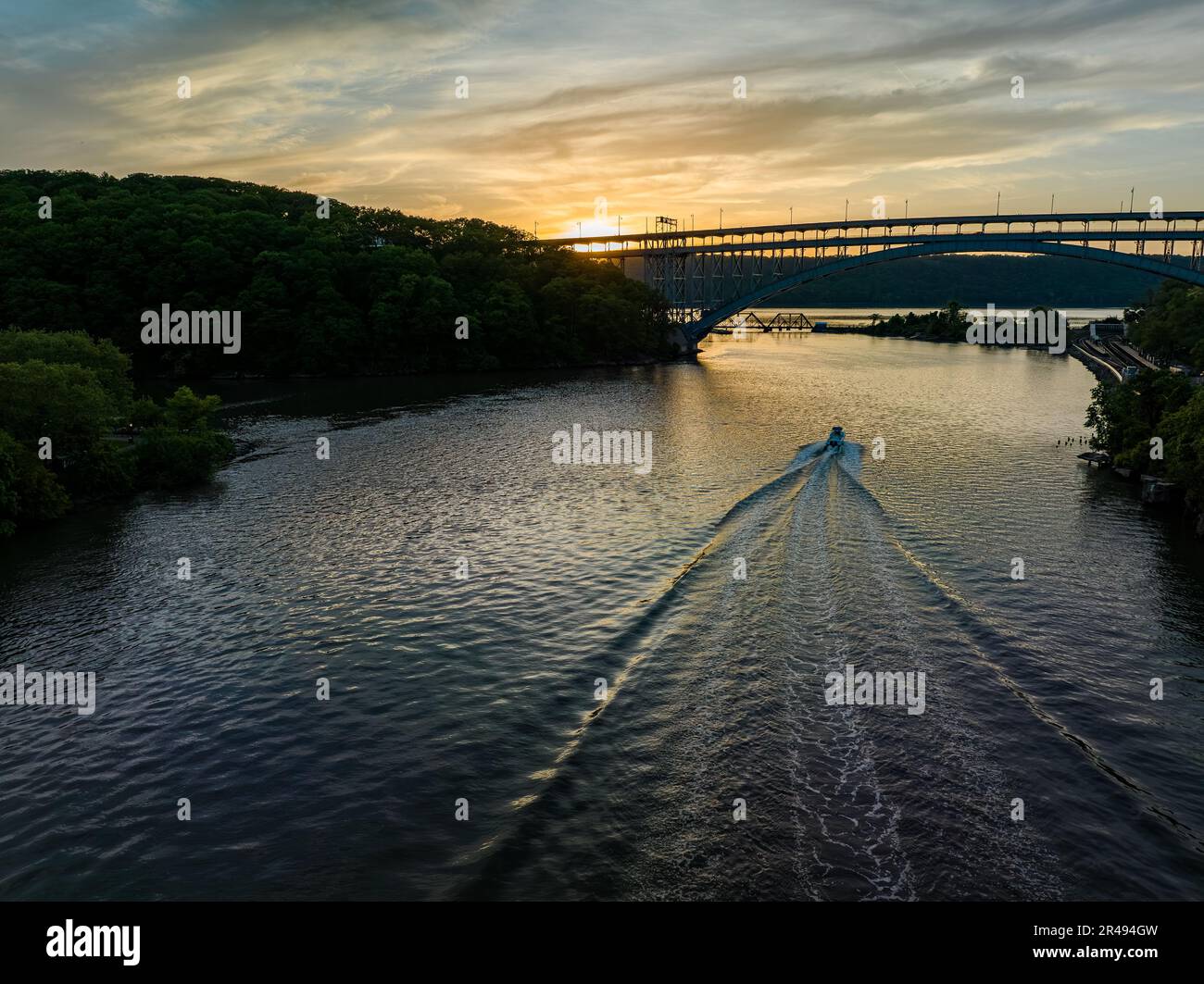 The Henry Hudson Bridge crossing the Spuyten Duyvil Creek at sunset in ...