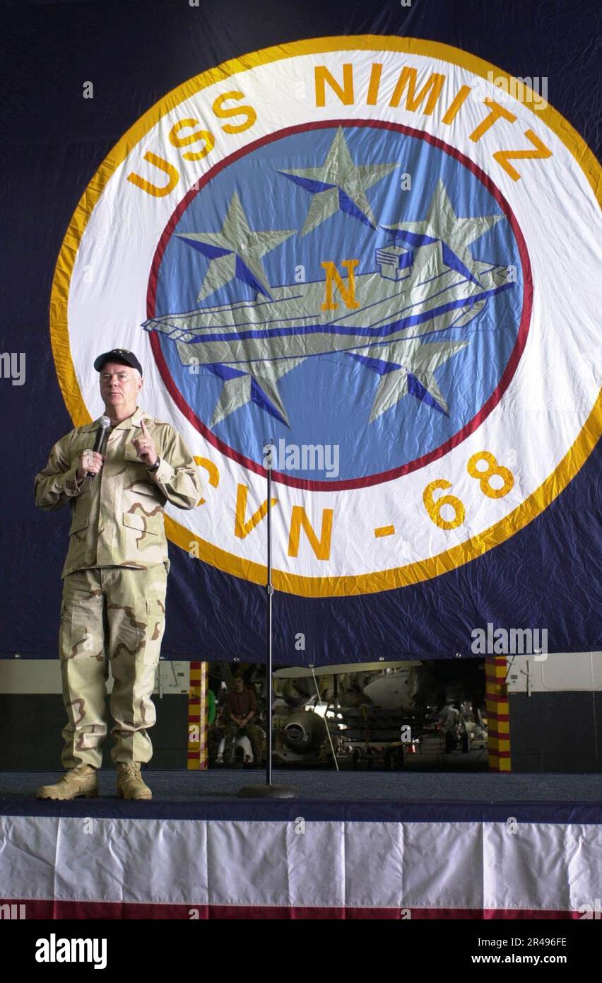 US Navy Commander, U.S. Naval Forces Command, U.S. Fifth Fleet Vice. Adm. Timothy J. Keating, addresses the crew aboard USS Nimitz Stock Photo