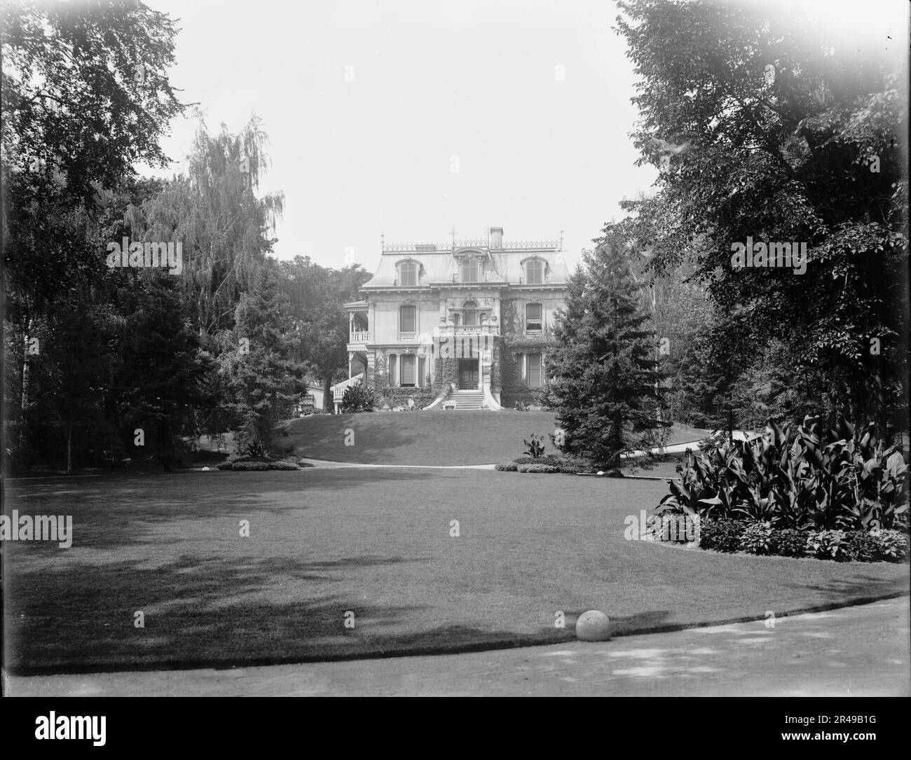 A residence on Sherwood Ave. (i.e. Crescent), Montreal, between 1900 and 1906. Stock Photo