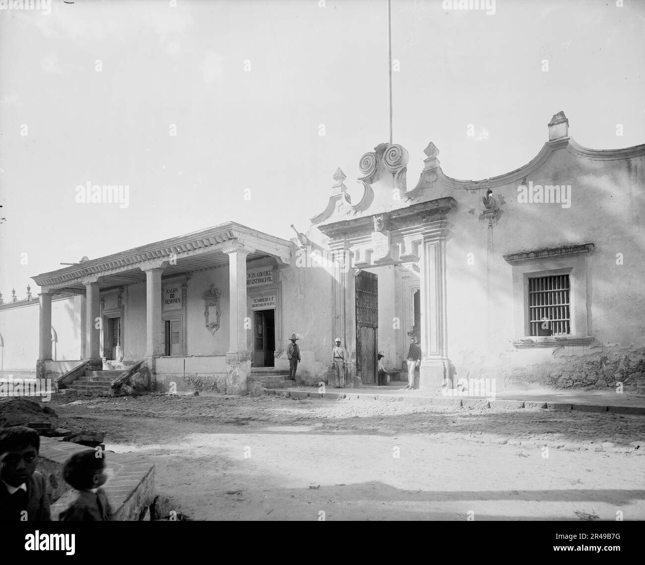 Cortez Palace at Coyoacan, between 1880 and 1897. Signs on building: Salon  de Sessiones; Antiguo palacio de Hernan Cortez Stock Photo - Alamy