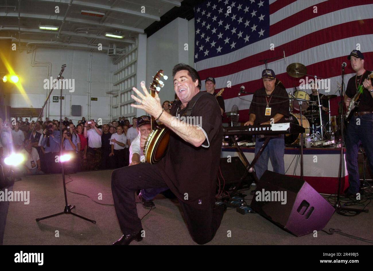 US Navy Actor-Entertainer Wayne Newton from Las Vegas, Nev., performs for the crewmembers during a United Services Organization (USO) show aboard USS Nimitz (CVN 68) Stock Photo