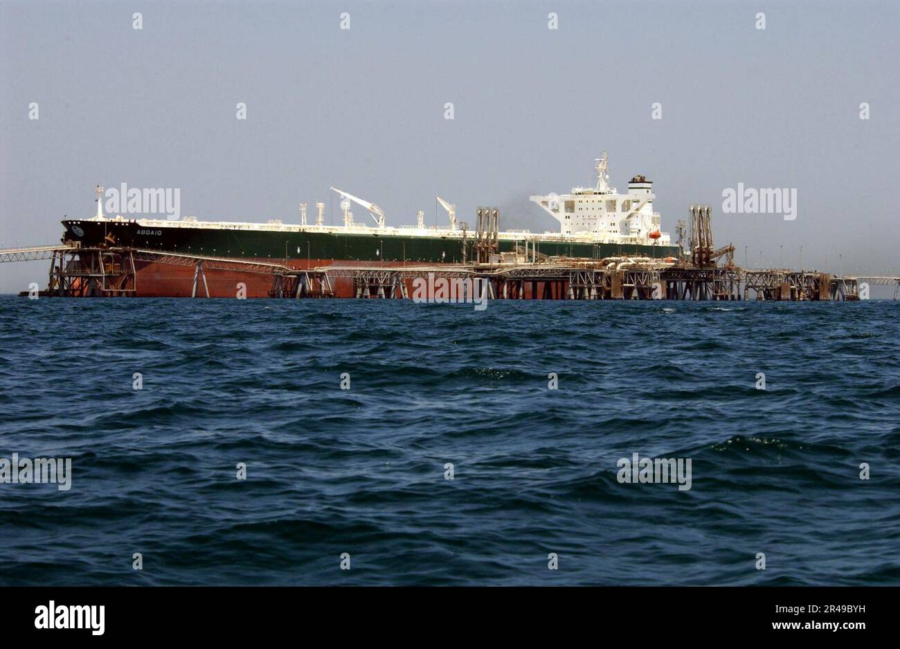 US Navy Commercial oil tanker AbQaiq readies itself to receive oil at Mina-Al-Bkar Oil terminal (MABOT) an off shore Iraqi oil installation Stock Photo