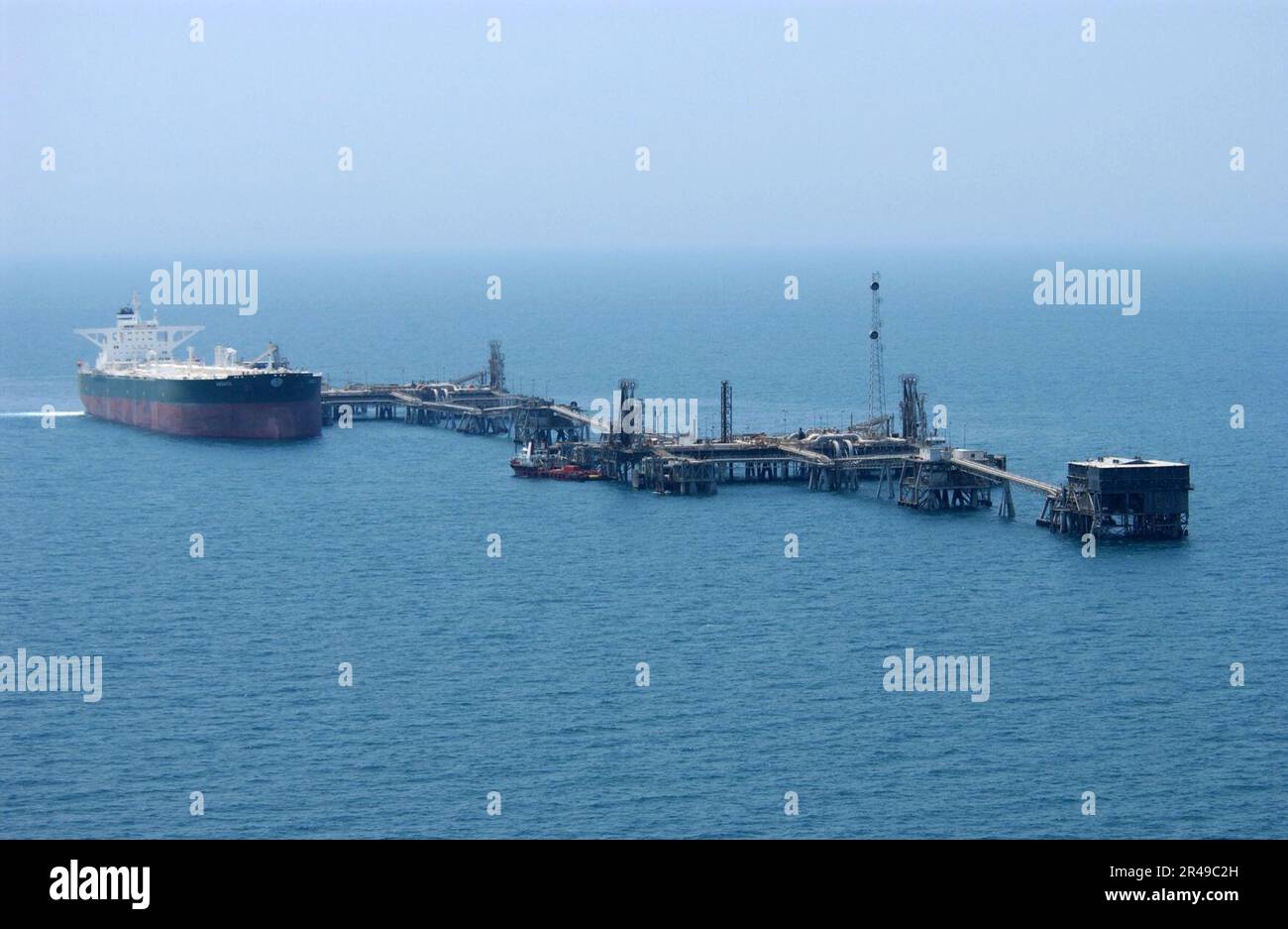 US Navy Commercial oil tanker AbQaiq readies itself to receive oil at Mina-Al-Bkar Oil terminal (MABOT), an off shore Iraqi oil installation Stock Photo