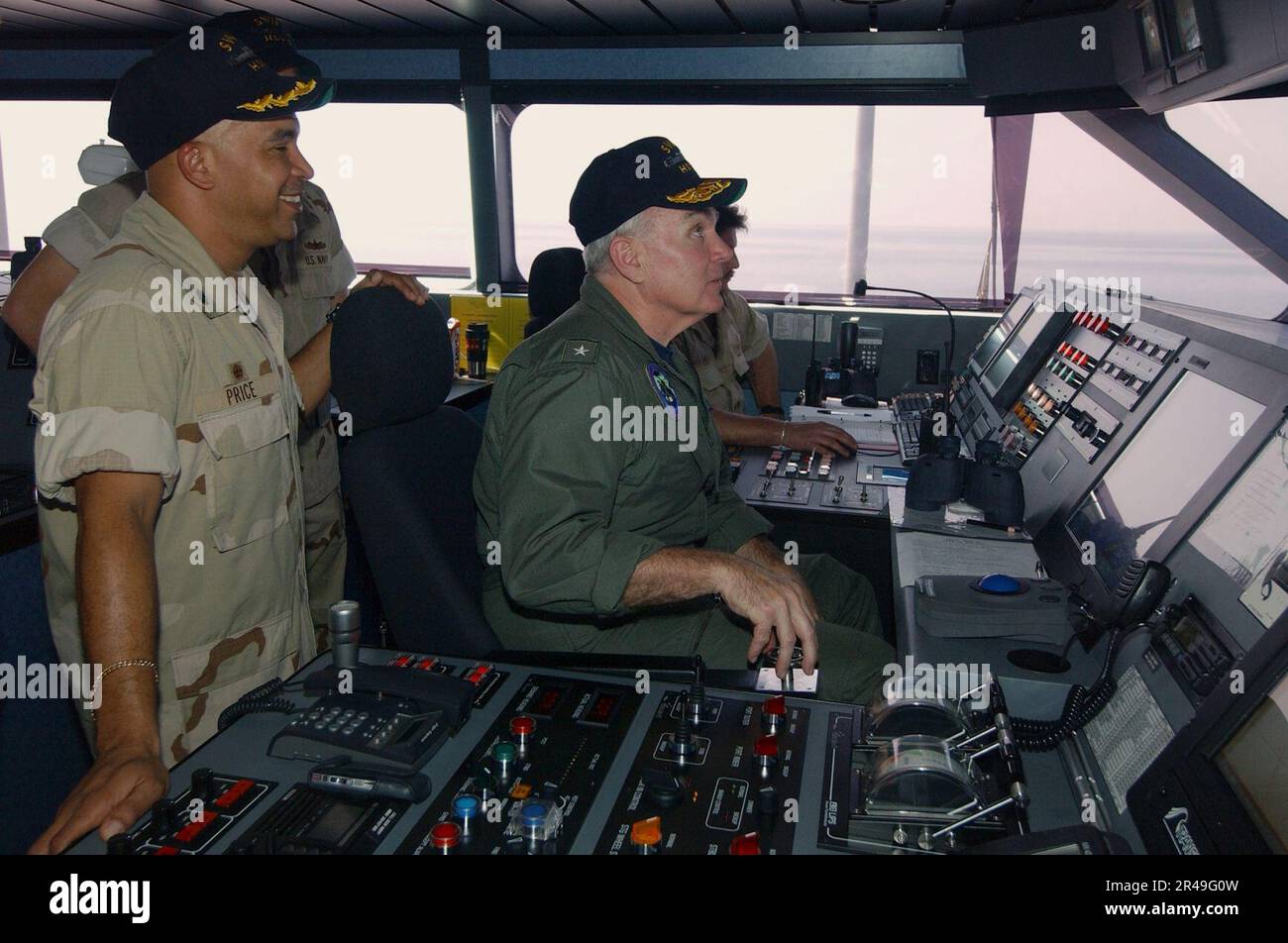 US Navy Adm. Bob Conaway, Commander, Expeditionary Strike Group One (ESG-1), pilots High Speed Vessel Two (HSV 2) while touring the vessel in the Northern Arabian Gulf Stock Photo