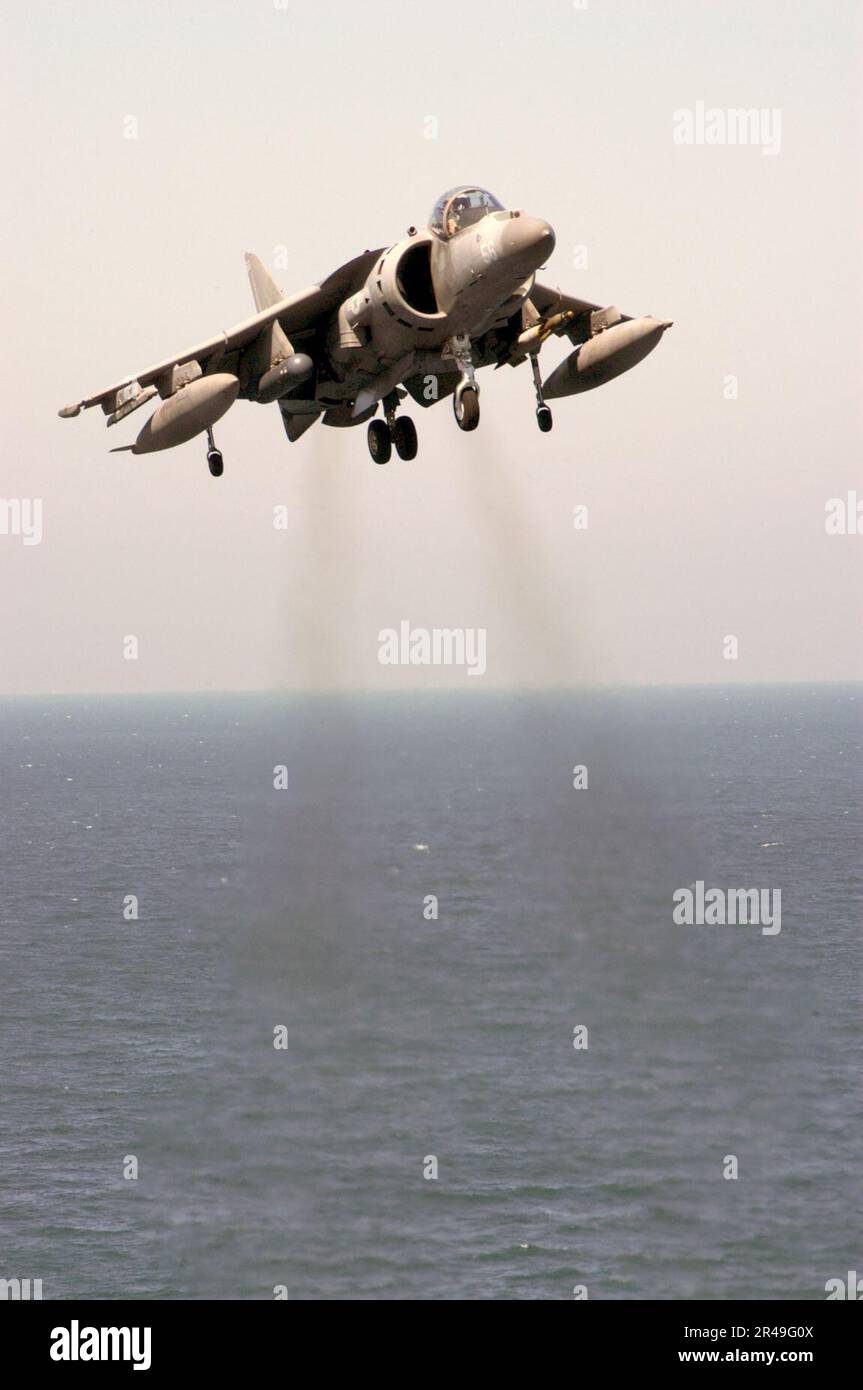 US Navy An AV-8B Harrier approaches the flight deck of USS Peleliu (LHA ...