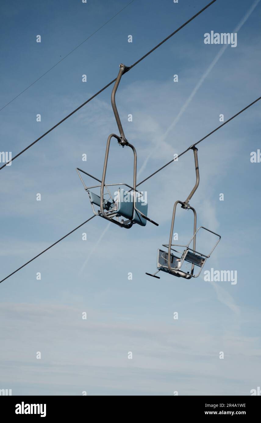 Gondola lifts hi-res stock photography and images - Alamy
