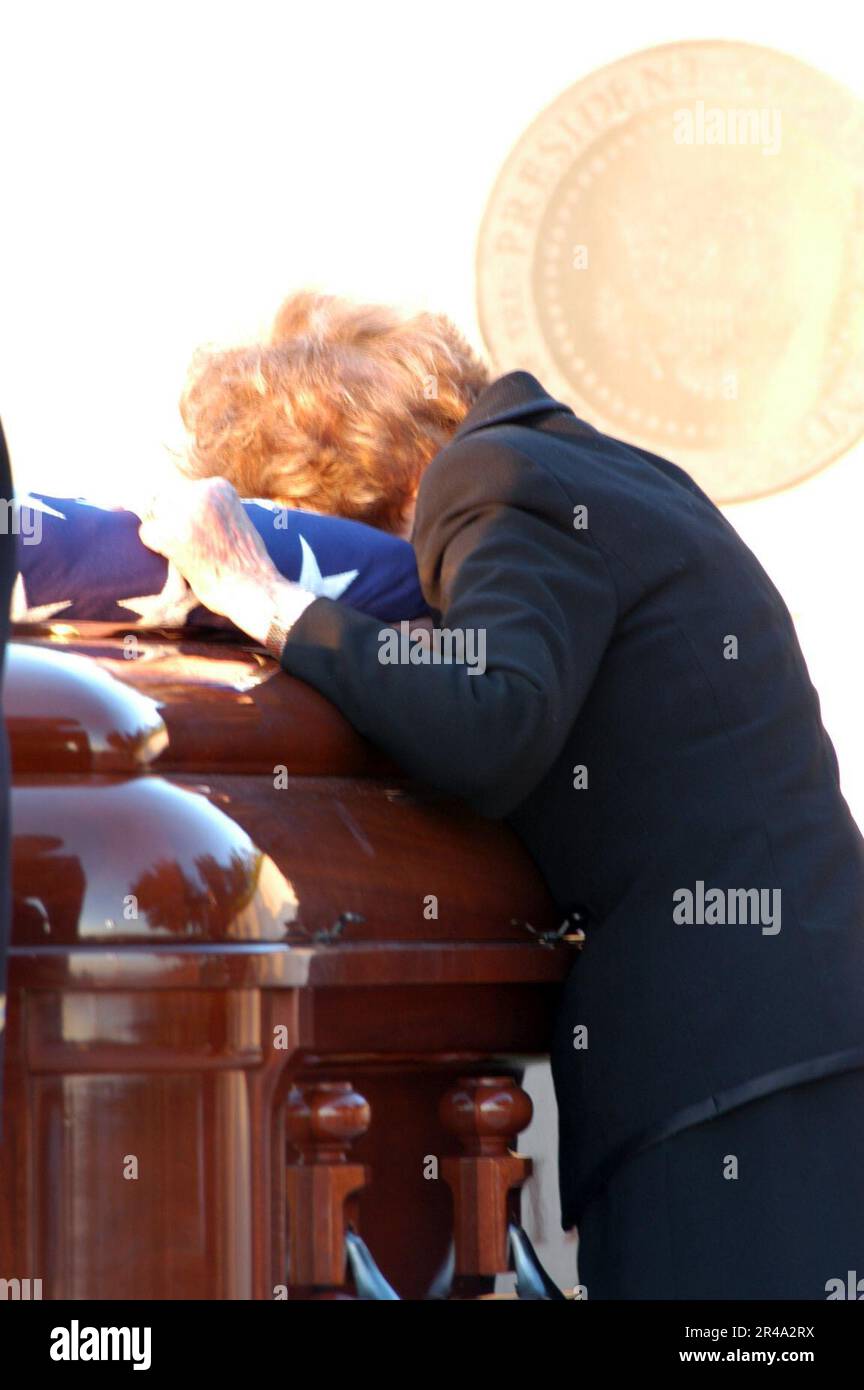 US Navy Former First Lady Nancy Reagan says her final goodbye to former ...