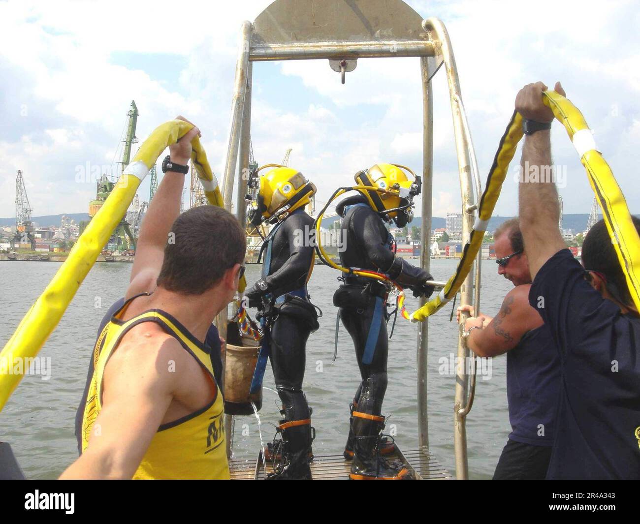 US Navy Divers from Mobile Diving and Salvage Unit Two (MDSU2) and the