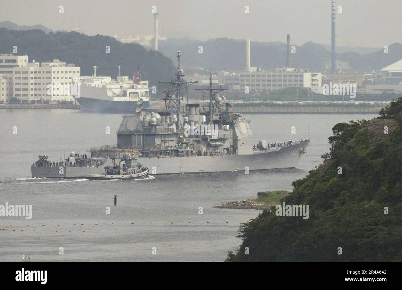 US Navy The Ticonderoga-class guided missile cruiser USS ...