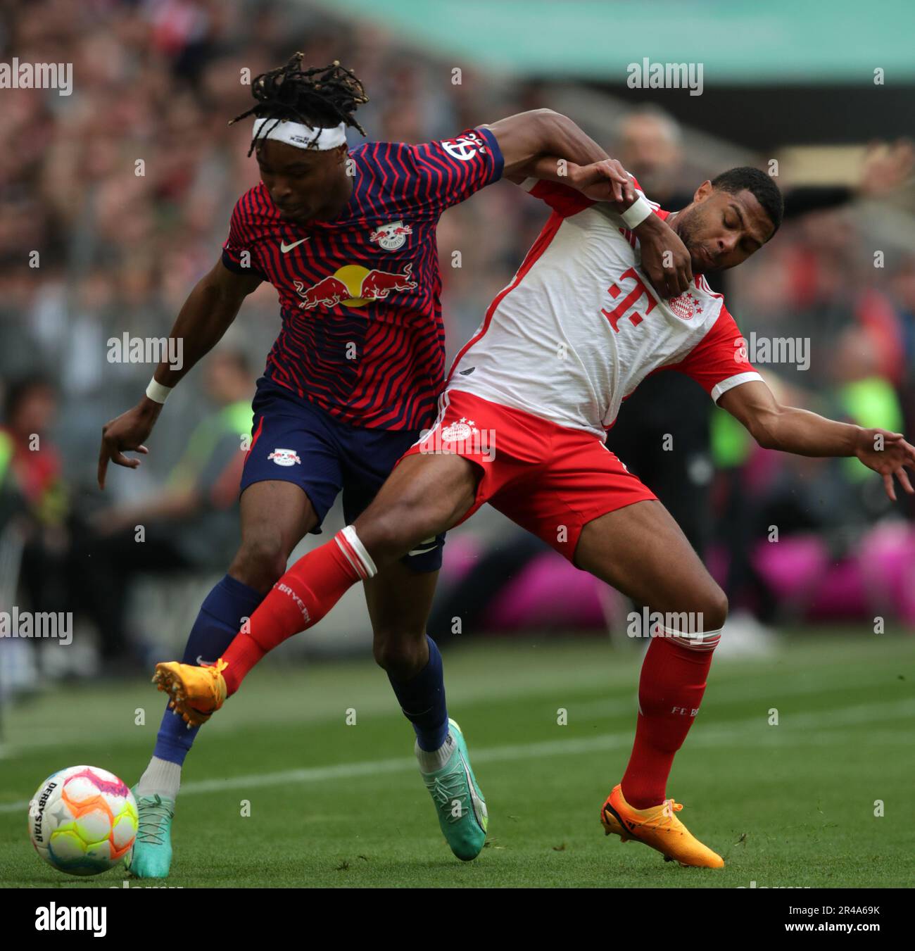 Serge Gnabry of FC Bayern Muenchen , Mohamed Simakan #2 von RB Leipzig FC Bayern Muenchen vs Rasenballsport Leipzig Fussball Bundesliga Saison 2022/2023 33. Spieltag Allianz Arena 20.05.2023 © diebilderwelt / Alamy Stock Stock Photo