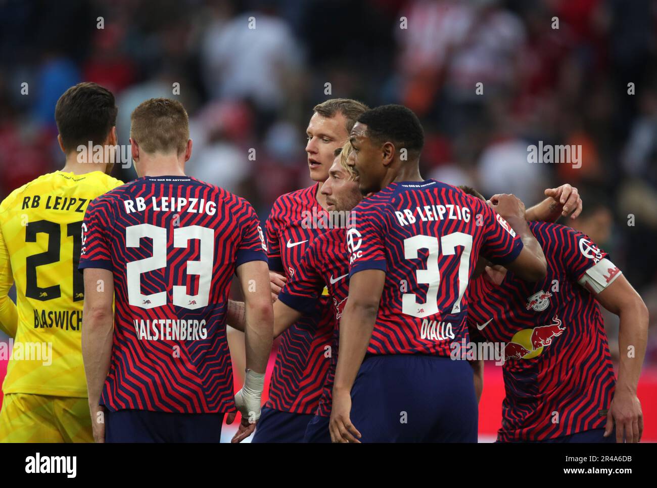 Jubel bei RB Leipzig um Torwart Janis Blaswich #21 von RB Leipzig  FC Bayern Muenchen vs Rasenballsport Leipzig Fussball Bundesliga Saison 2022/2023 33. Spieltag Allianz Arena 20.05.2023 © diebilderwelt / Alamy Stock Stock Photo