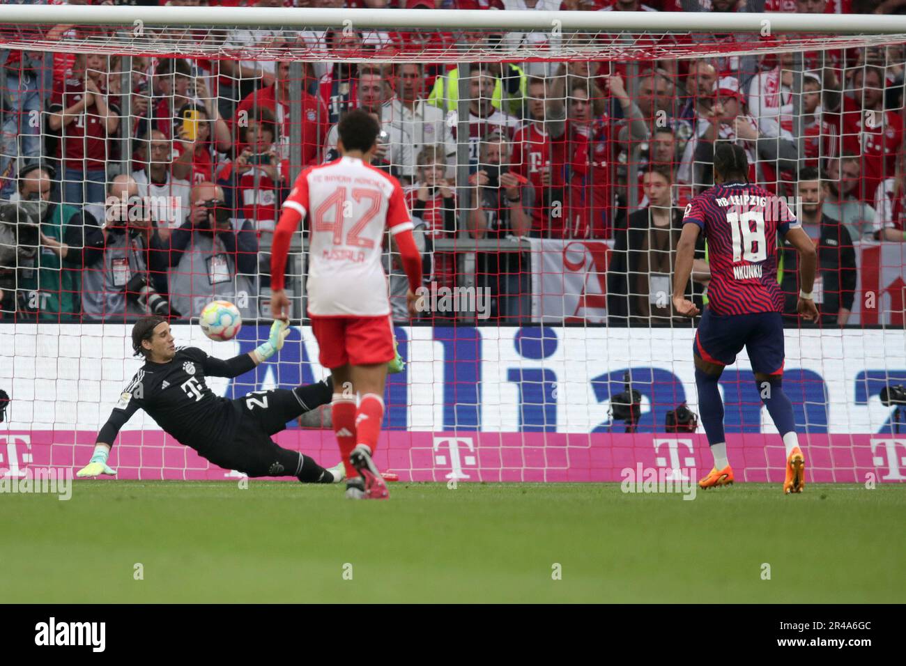 Christopher Nkunku #18 von RB Leipzig  verwandelt ELFMETER GEGEN YANN SOMMER OF FC BAYERN MUENCHEN FC Bayern Muenchen vs Rasenballsport Leipzig Fussball Bundesliga Saison 2022/2023 33. Spieltag Allianz Arena 20.05.2023 © diebilderwelt / Alamy Stock Stock Photo