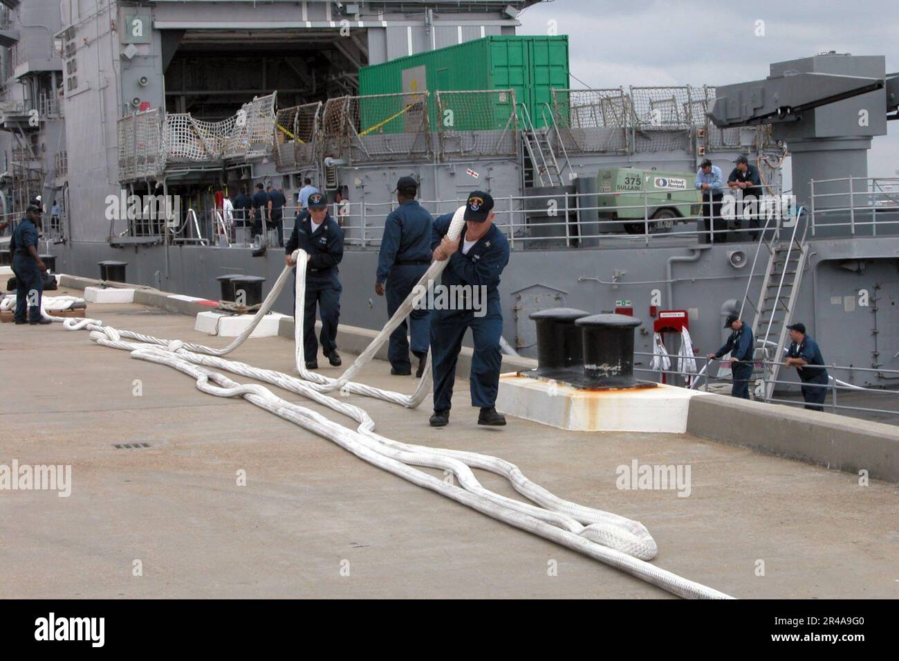 US Navy Sailors assigned to the guided missile cruiser USS Ticonderoga ...