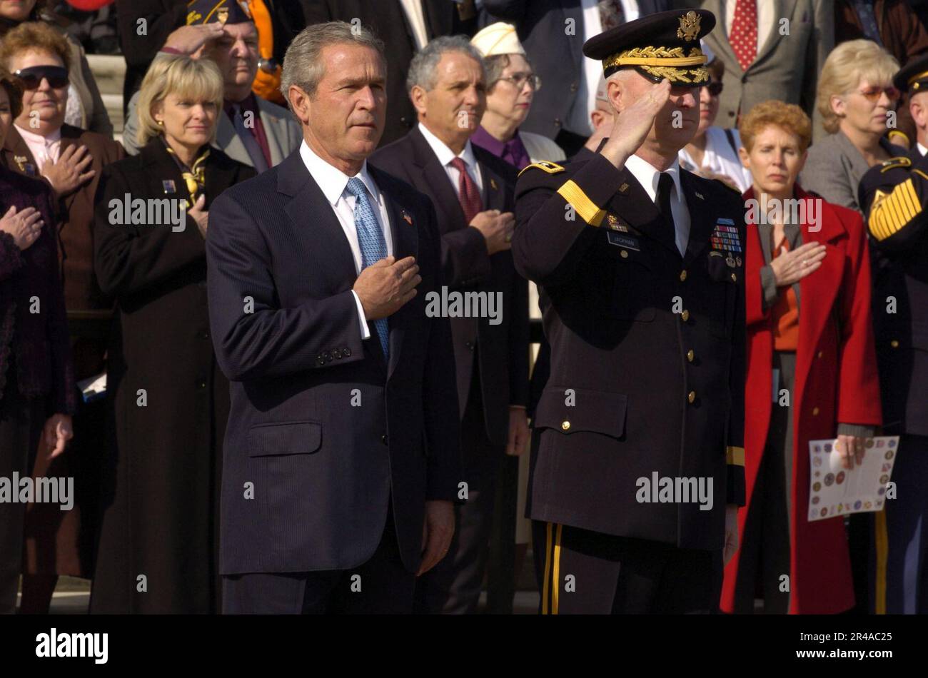 US Navy President George W. Bush and Commanding General, Maj. Gen. Galen B. Jackman pay respects to the unknown servicemen laid to rest at the Tomb of the Unknowns Stock Photo