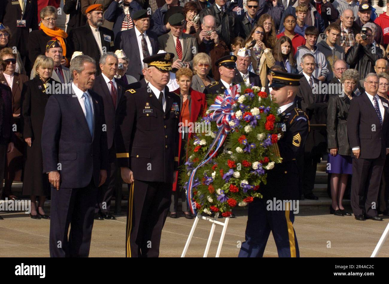 US Navy President George W. Bush and Commanding General, Maj. Gen. Galen B. Jackman pay respects to the unknown servicemen laid to rest at the Tomb of the Unknowns Stock Photo