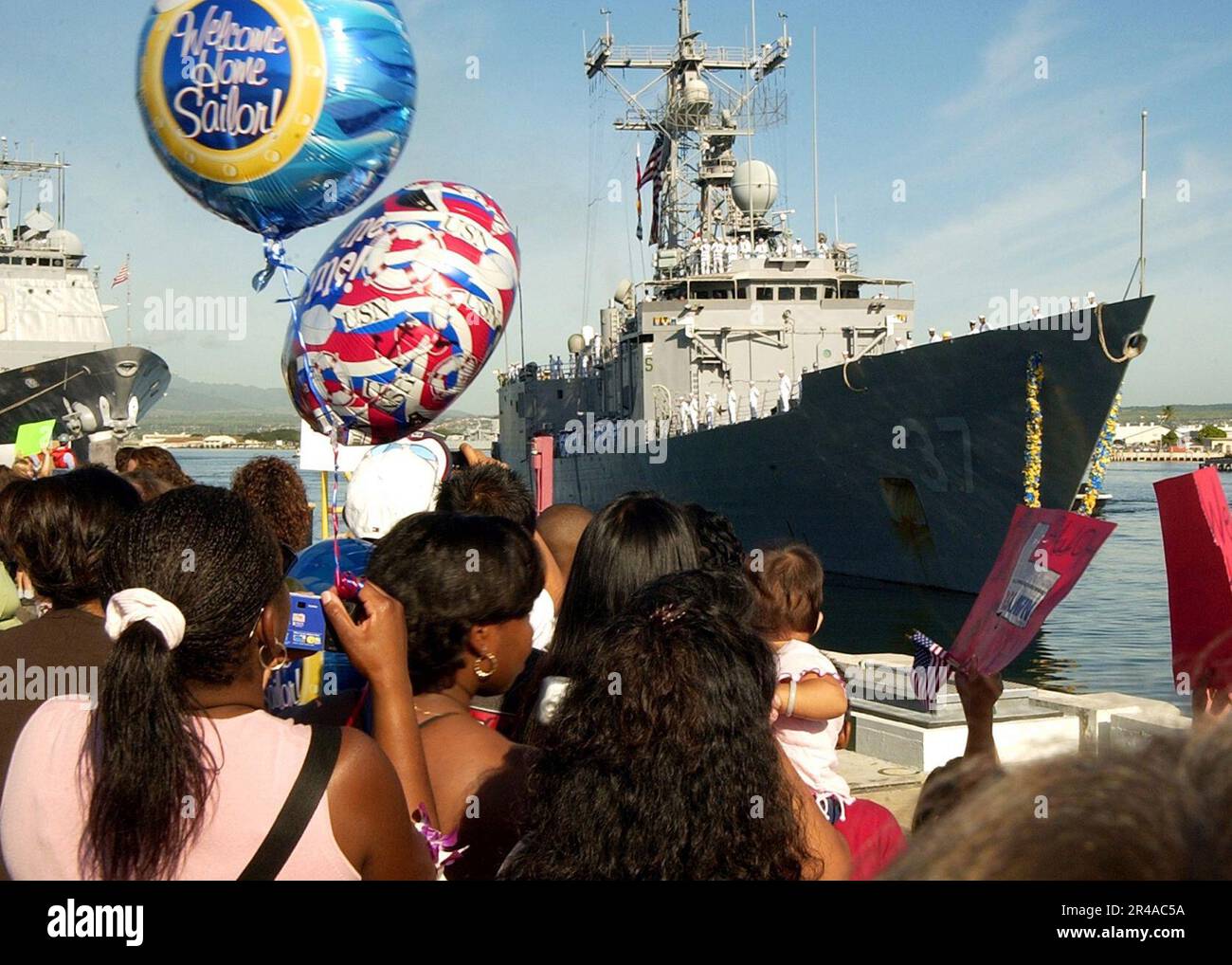 US Navy Family members cheer the crew of the guided missile frigate USS ...