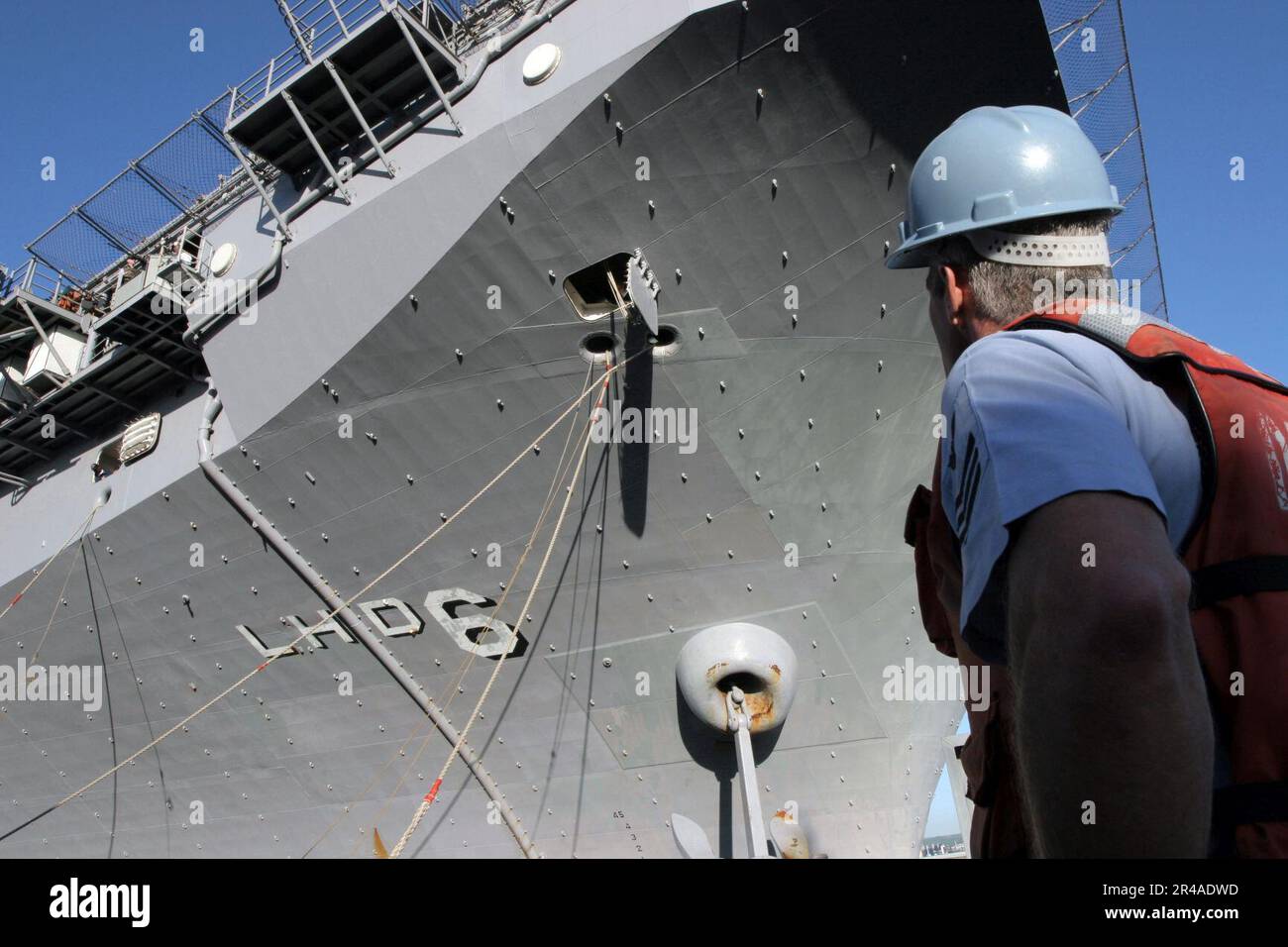 Us Navy Usn Line Handlers Assigned The Usn Amphibious Transport Dock