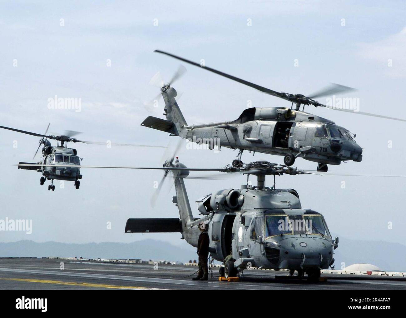 US Navy Seahawk helicopters from Helicopter Anti-Submarine Squadron Two (HS-2) Golden Falcons and Helicopter Anti-Submarine Light Squadron Forty-Seven (HSL-47) Saberhawks depart USS Abraham Lincoln (CVN 72) e Stock Photo