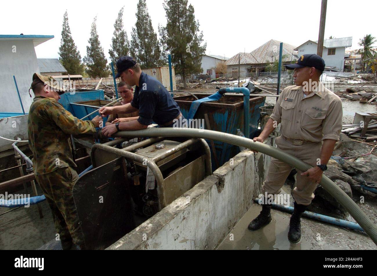 US Navy Navy and Marine Corps personnel work with a Royal Australian