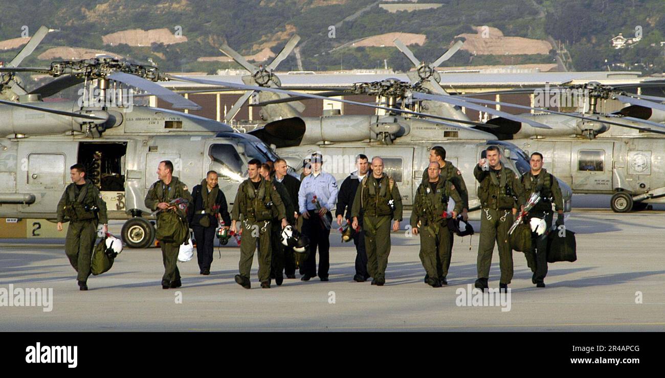 US Navy Air crew assigned to Helicopter Anti-Submarine Squadron Light Four Seven (HSL-47), walk from their SH-60B Seahawk helicopters to greet their families and friends Stock Photo