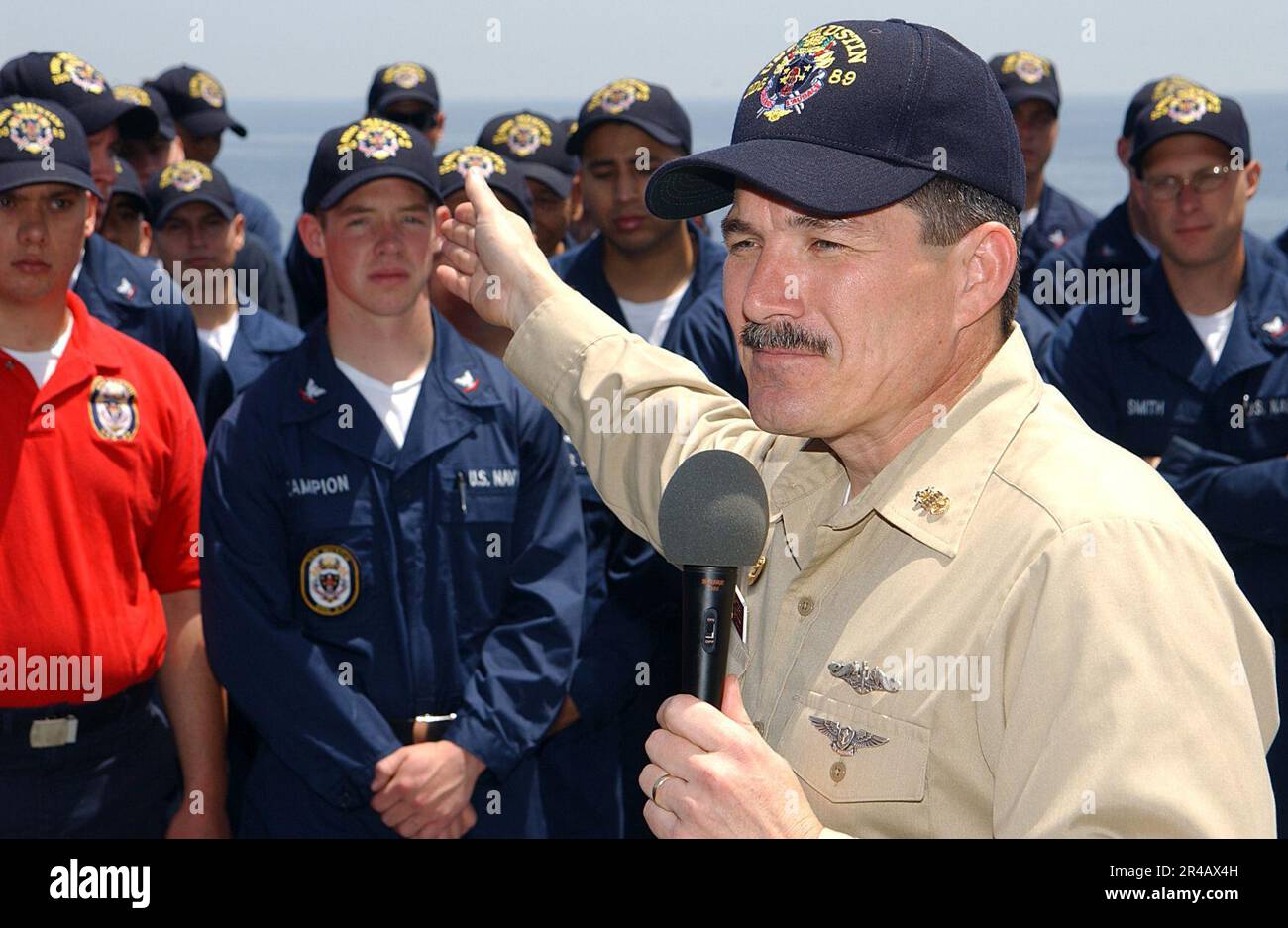 US Navy  Master Chief Petty Officer Of The Navy (MCPON) Terry Scott compliments the enlisted crew of the Arleigh Burke-lass guided missile destroyer USS Mustin (DDG 89). Stock Photo
