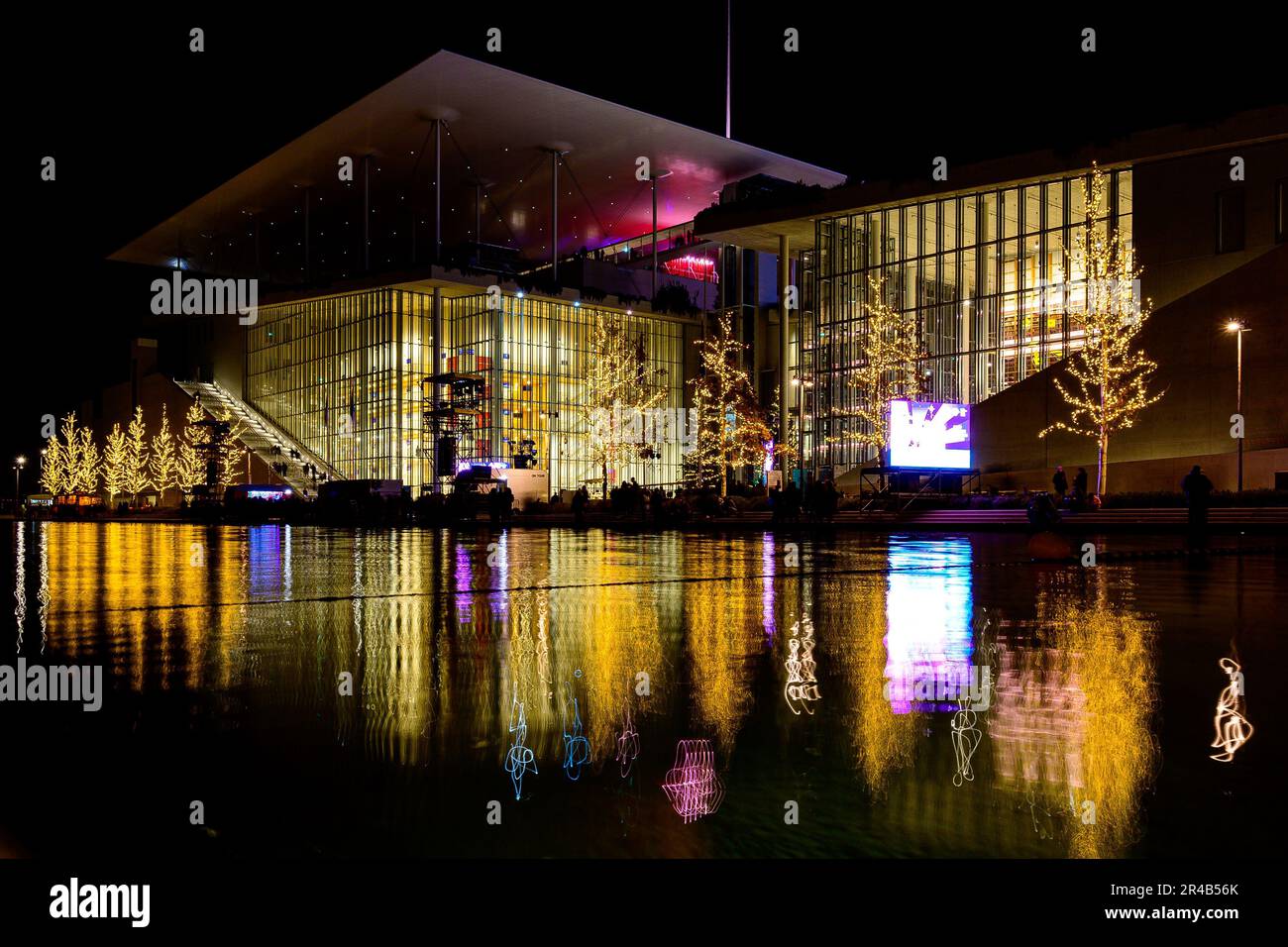 Buildings near water body hi-res stock photography and images - Alamy