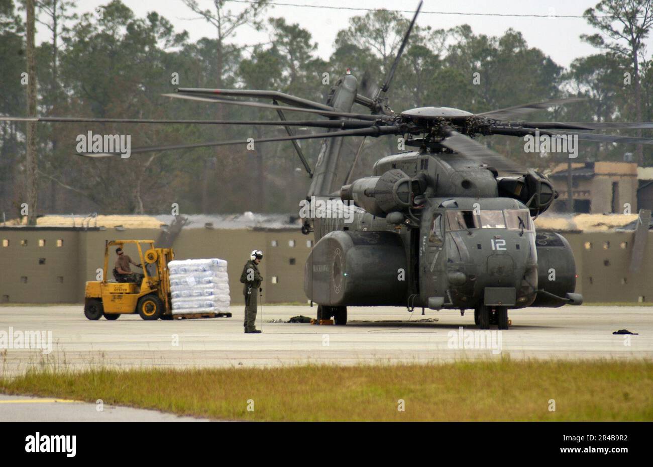 US Navy A National Guardsmen from the Biloxi, Miss. area, loads a ...