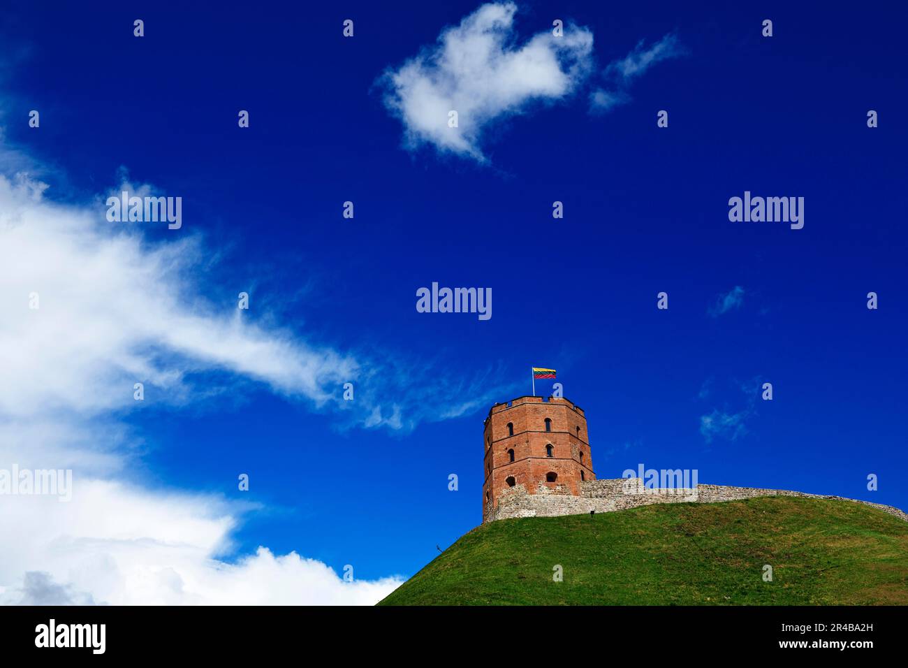 Gedeminas Tower with the Lithuanian flag on the castle hill of the Old Town, Vilnius, Lithuania Stock Photo