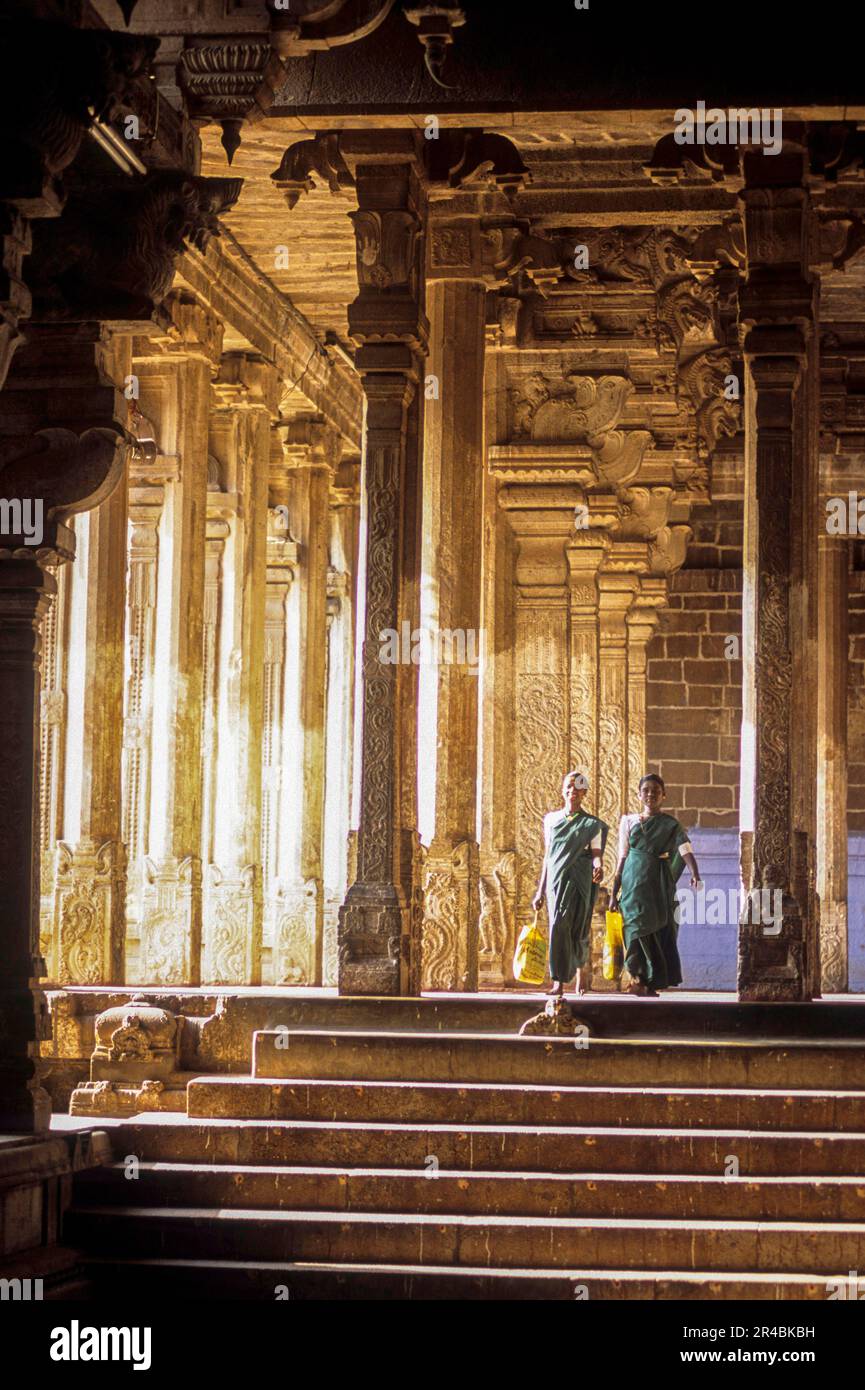 Pillared hall mantapa in Jambukeshwara temple Thiruvanaikaval Thiruvanaikoil near Tiruchchirappalli Trichy, Tamil Nadu, South India, India, Asia Stock Photo