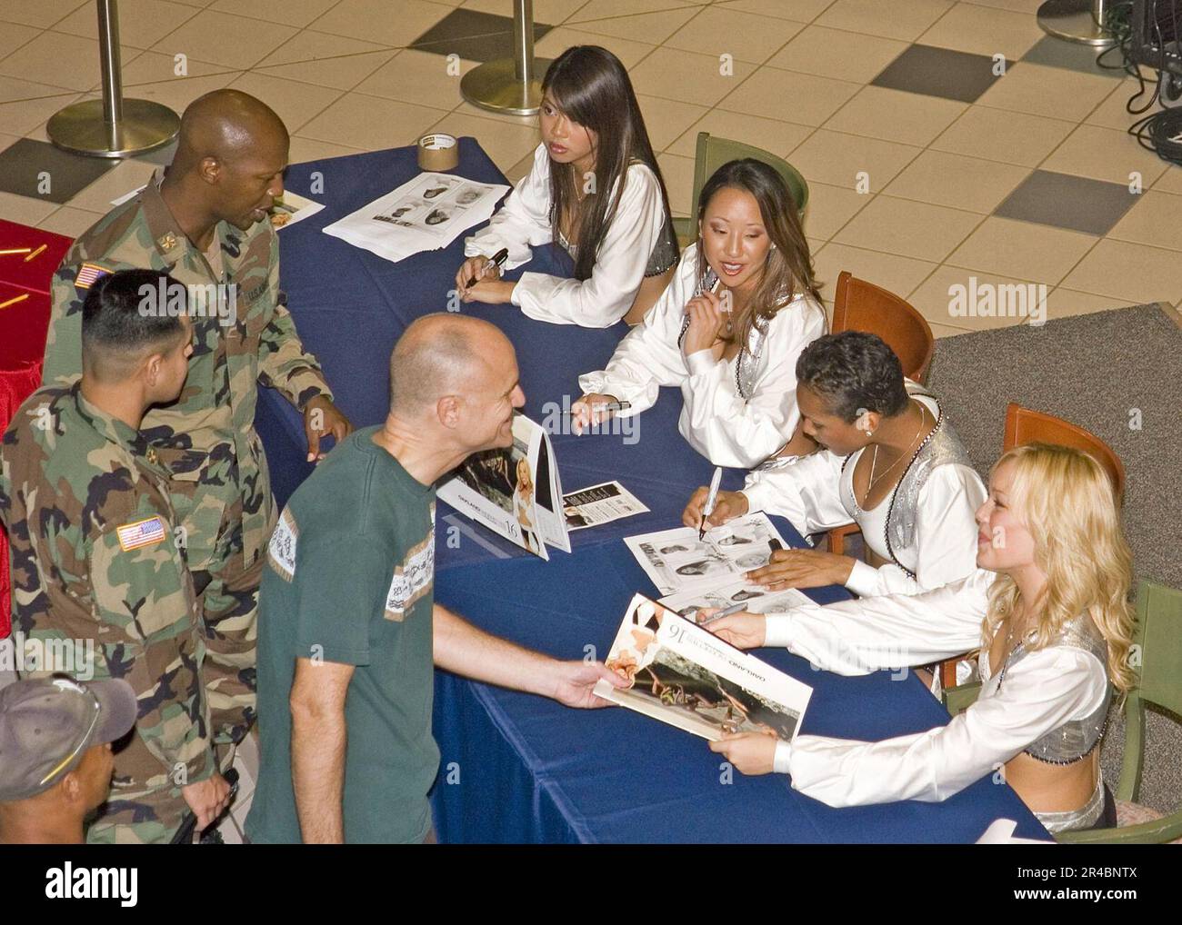 Pro bowl cheerleaders hi-res stock photography and images - Alamy