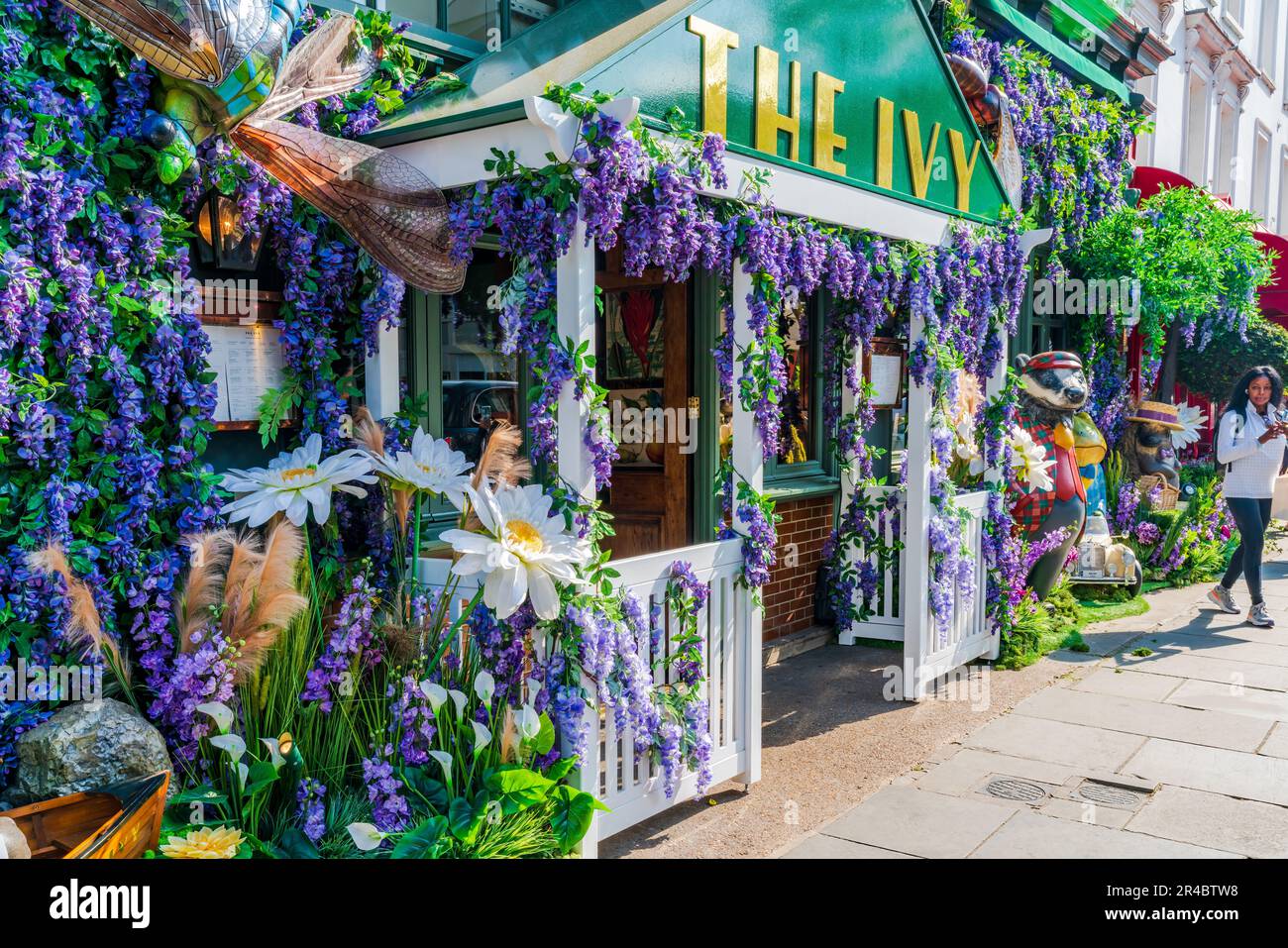 LONDON, UK - MAY 24, 2023: A spectacular floral display decorates window of The Ivy restaurant in Chelsea during Chelsea in Bloom annual floral art sh Stock Photo